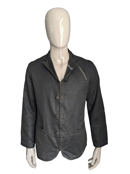 Jacket de chaqueta GX3. Color marrón oscuro con aplicaciones y hermosos botones. Tamaño L.