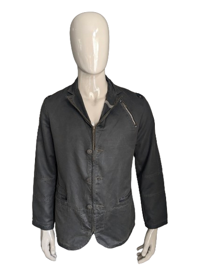 Jacket de chaqueta GX3. Color marrón oscuro con aplicaciones y hermosos botones. Tamaño L.