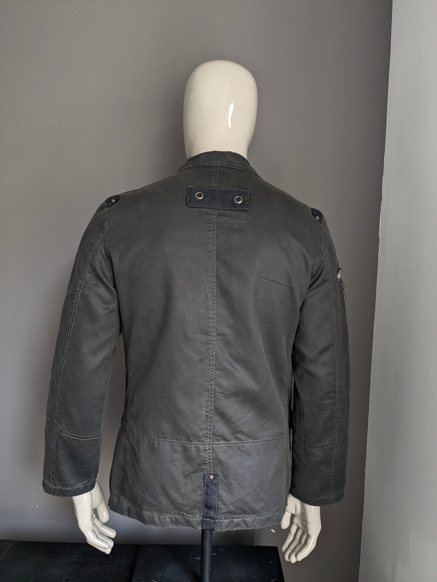 Jacket de chaqueta GX3. Color marrón oscuro con aplicaciones y hermosos botones. Tamaño L.