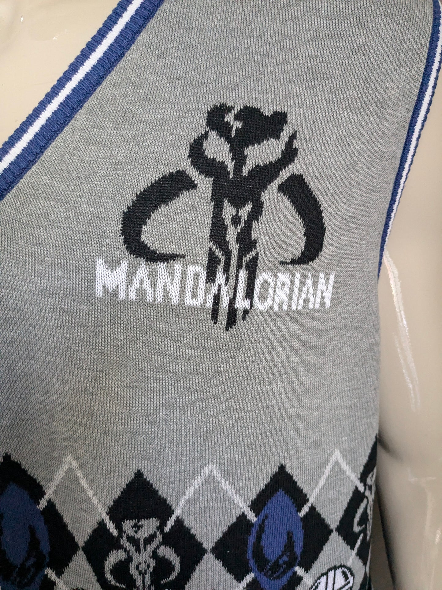 Disney Star Wars Mandalorian Spencer con cuello en V. Impresión negra azul gris blanco. Tamaño 2xl / xxl.