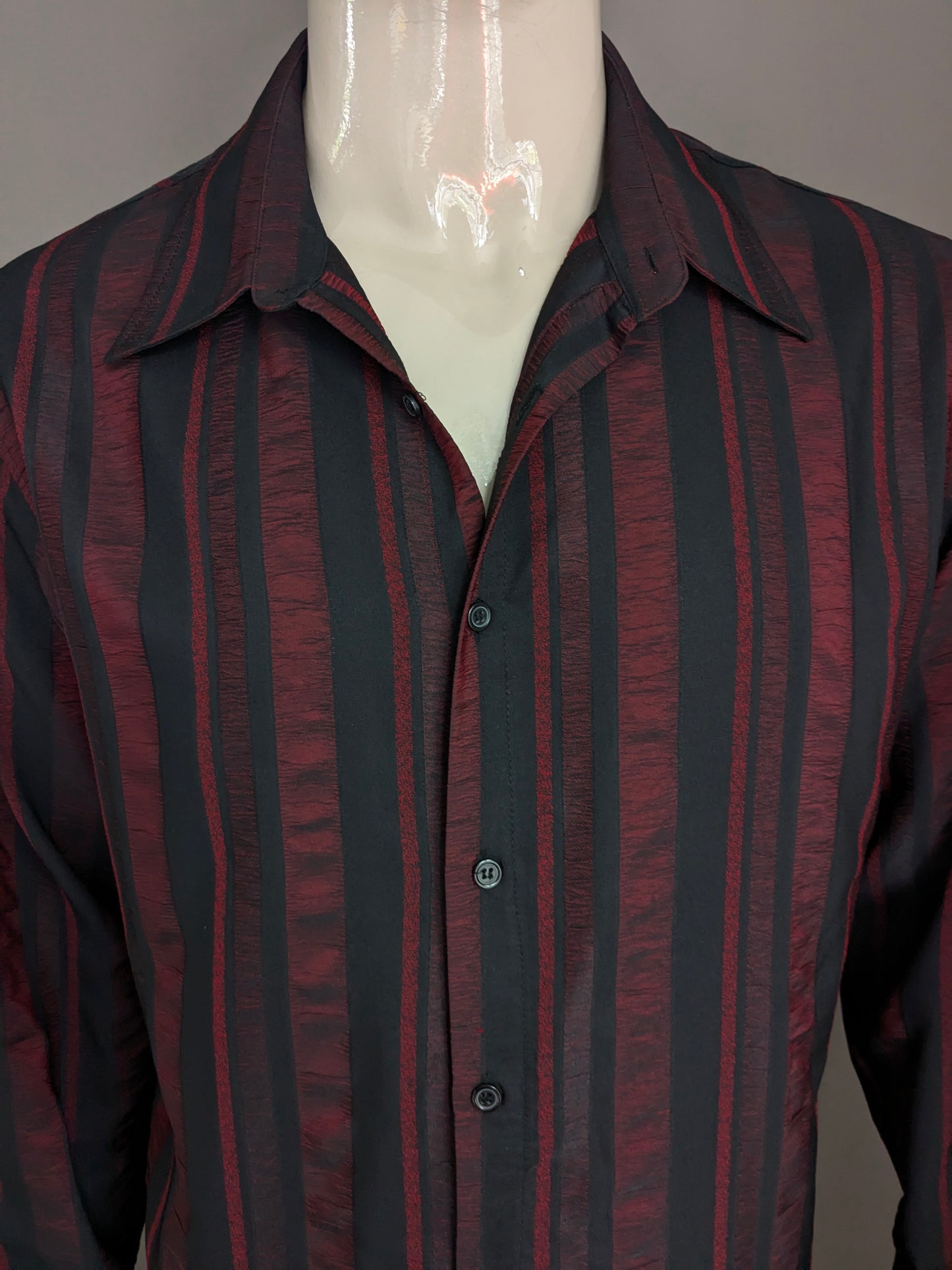 Camisa Vintage Clockhouse. Motivo de arrugas negras rojos, tamaño L,