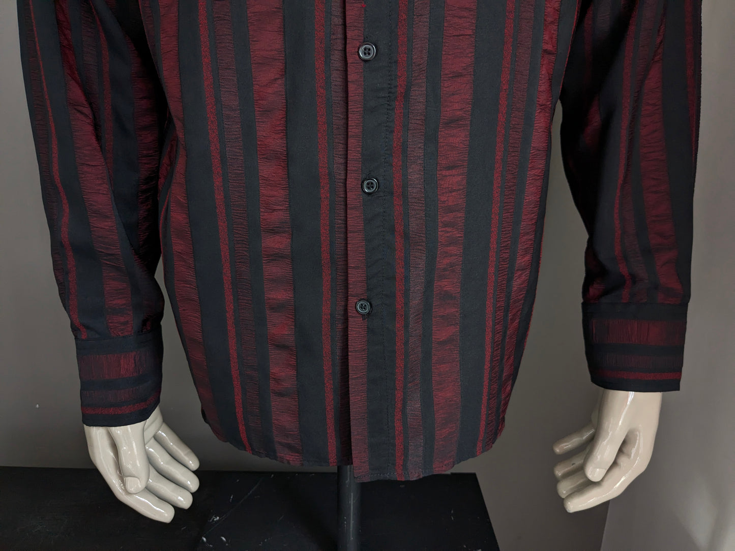 Chemise d'horloge vintage. Motif de rides noir rouge, taille l,