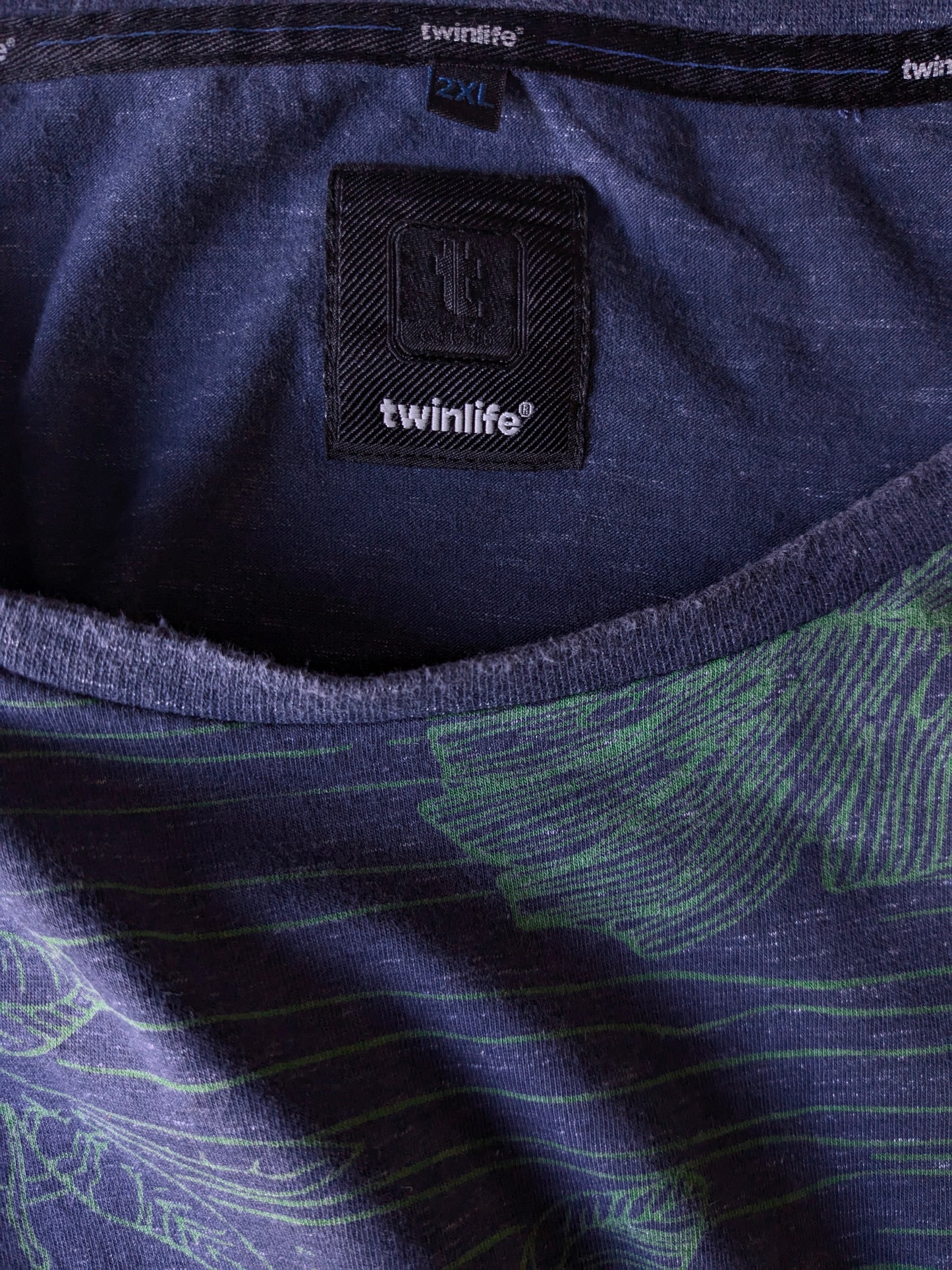 Twinlife shirt. Blauw Groene print. Maat 2XL / XXL.