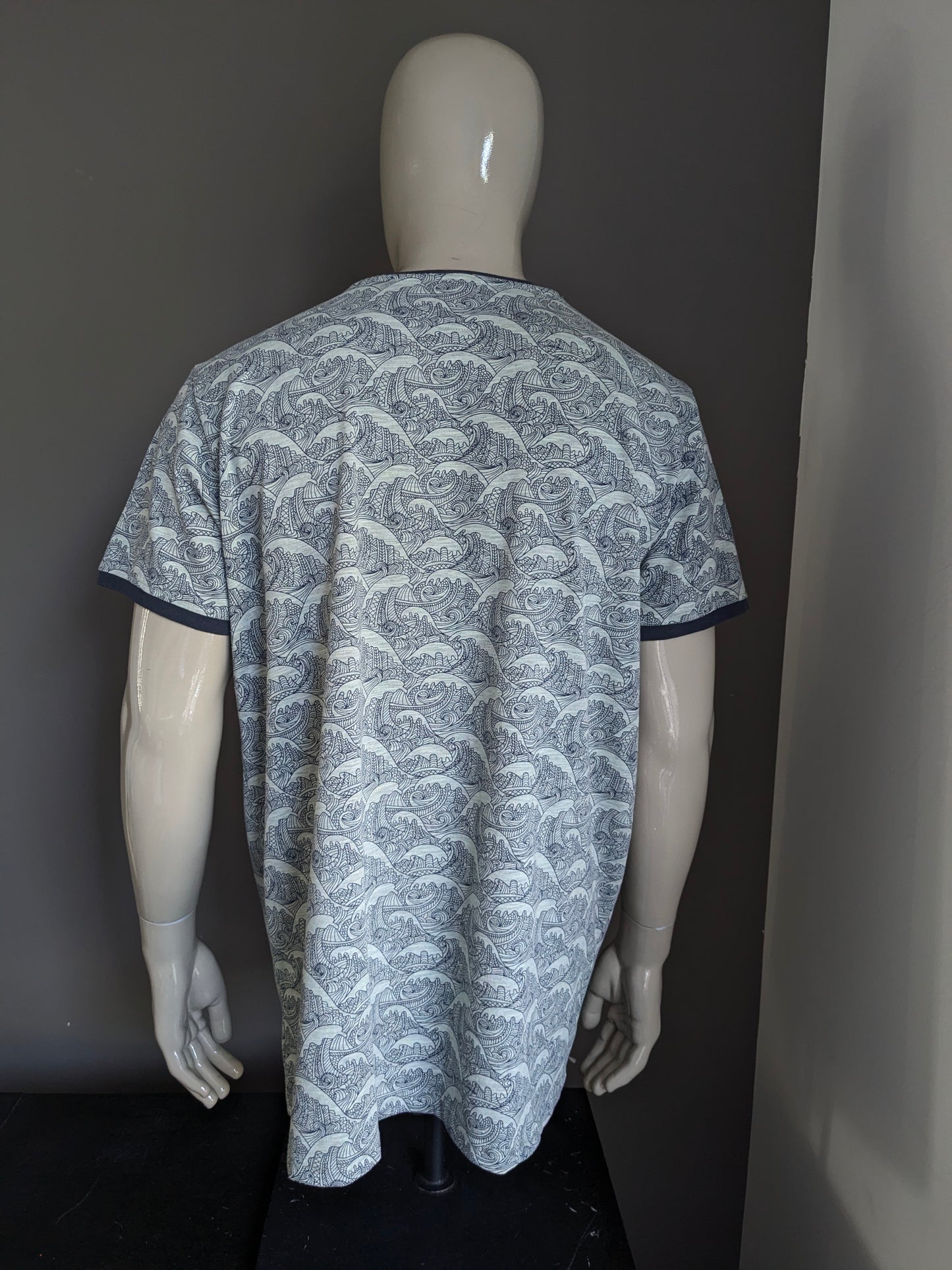 Twinlife shirt with V-neck. Green gray blue print. Size 4XL / XXXXL.