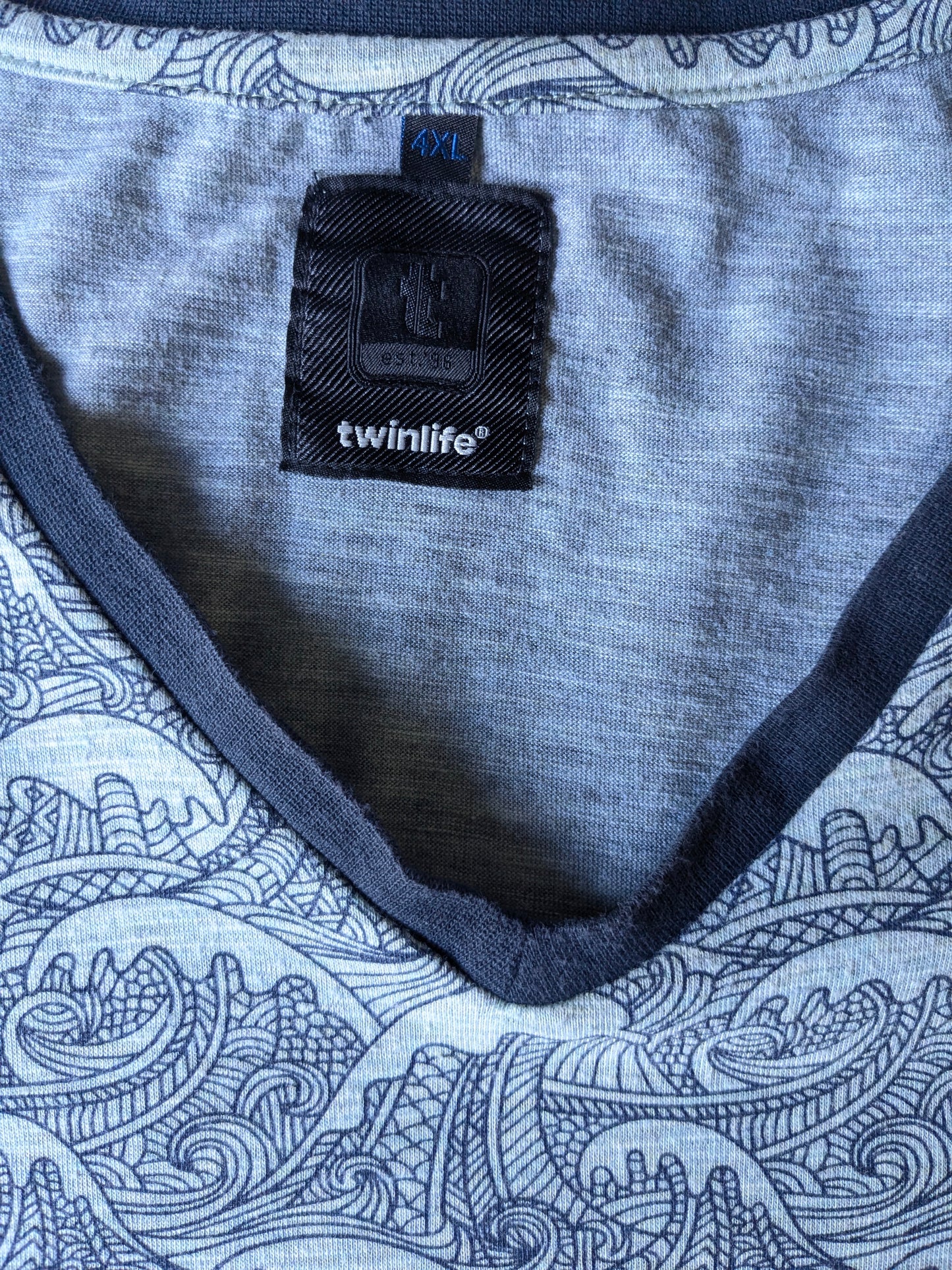 Twinlife shirt with V-neck. Green gray blue print. Size 4XL / XXXXL.