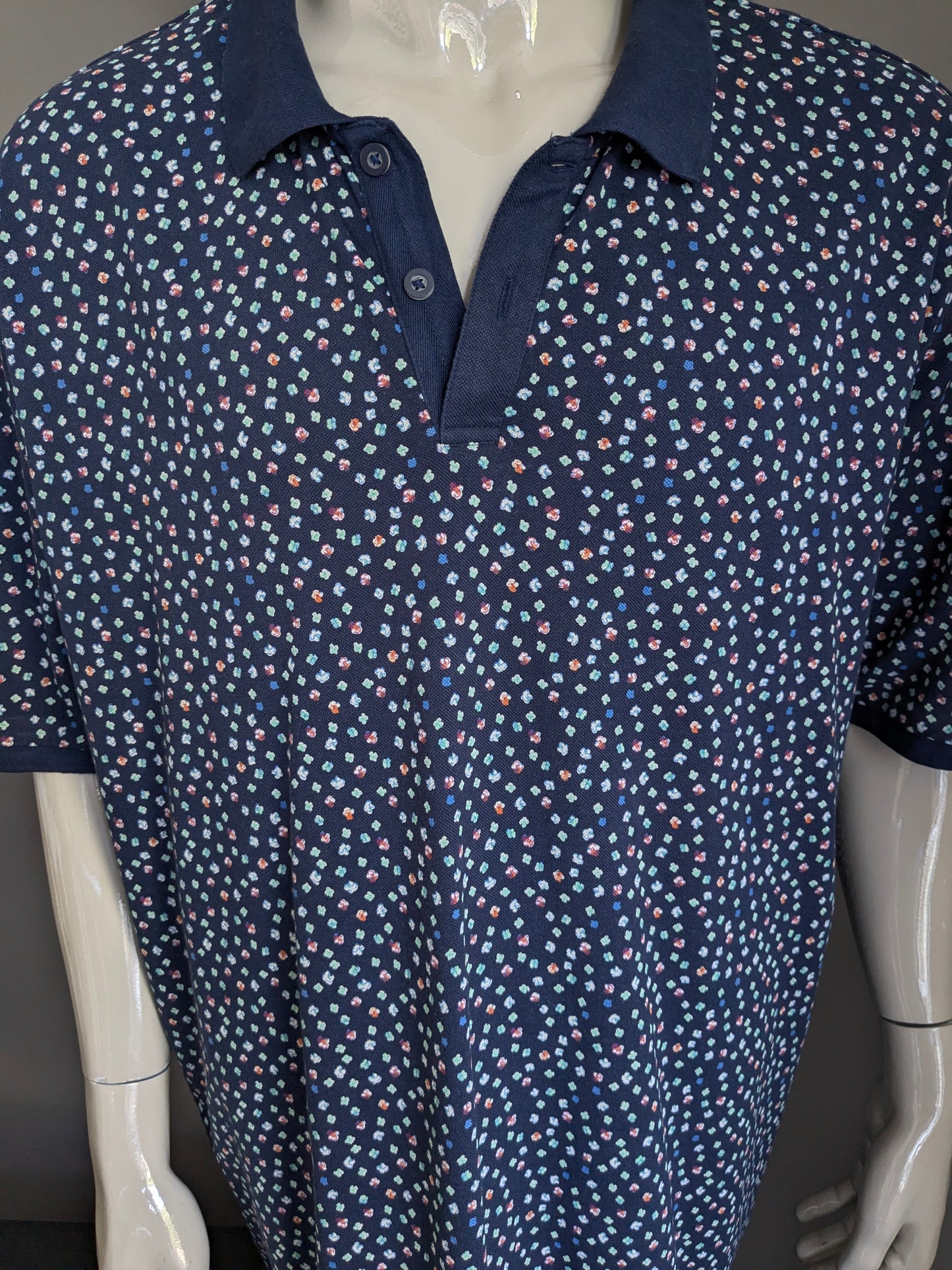 Casa Moda Polo. Bleu foncé avec un imprimé rouge orange vert bleu. Taille 5xl / xxxxxl.