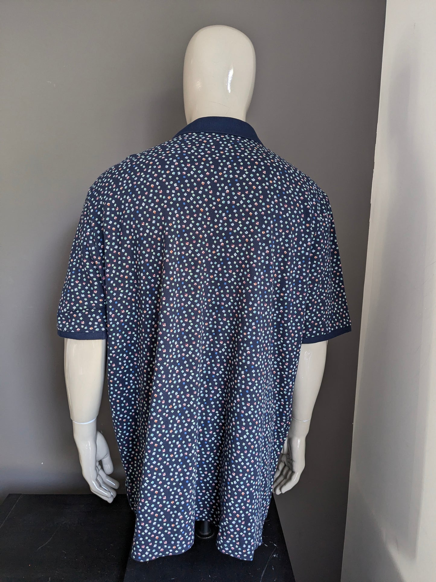 Casa Moda Polo. Bleu foncé avec un imprimé rouge orange vert bleu. Taille 5xl / xxxxxl.