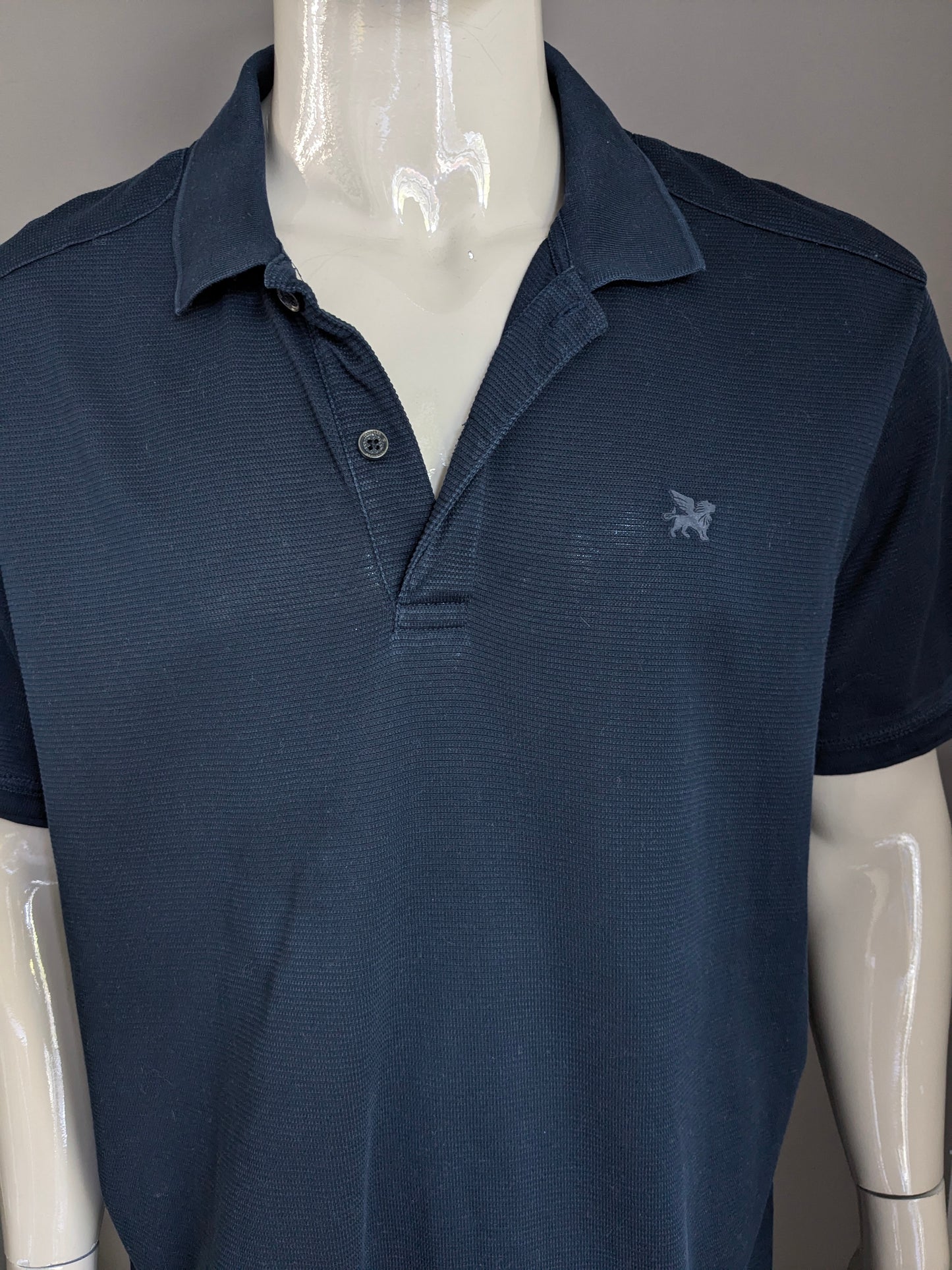 Vanguard Polo. Dark blue, slightly translucent striped motif. Size 3XL / XXXL.