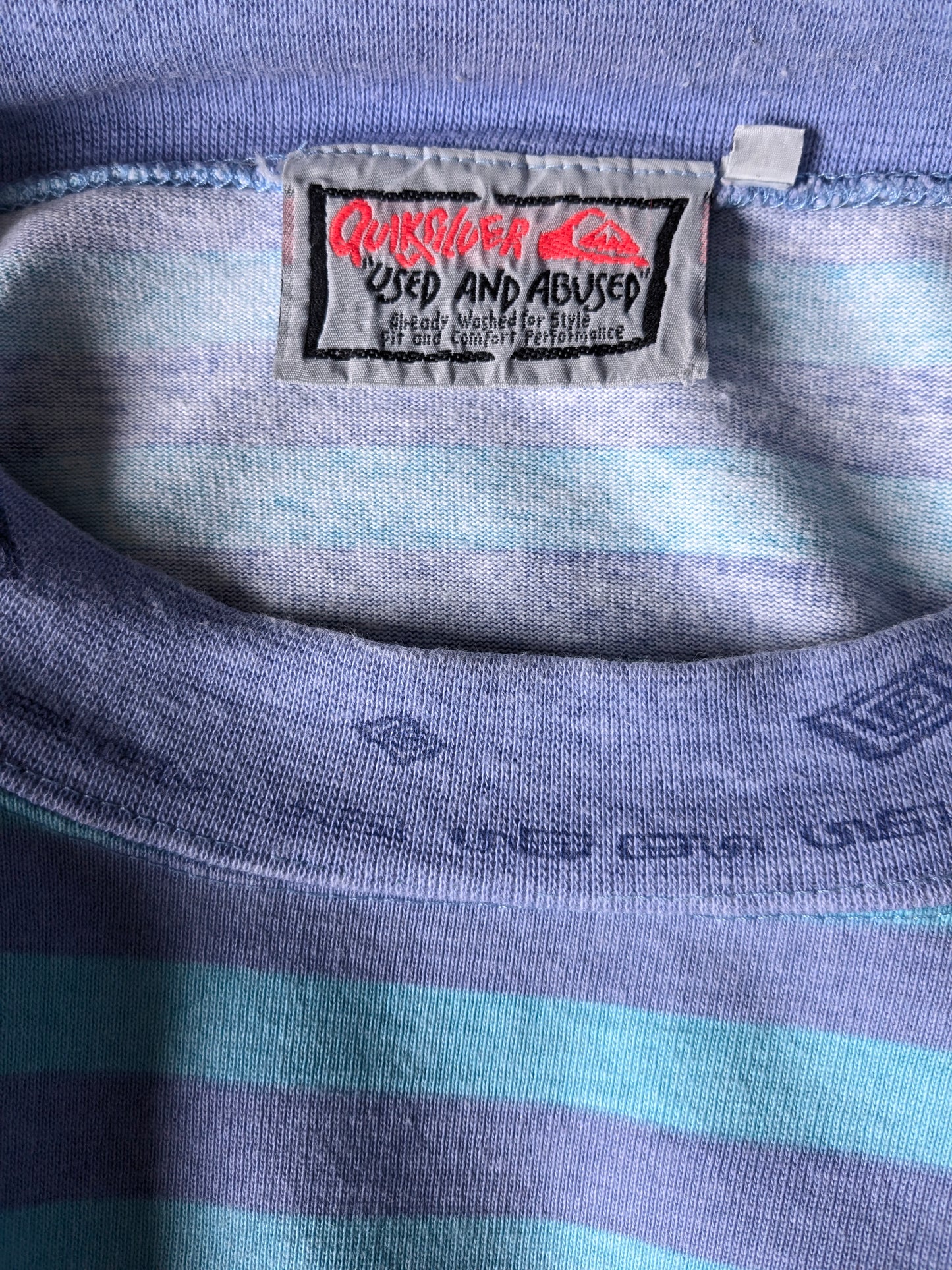 Quiksilver Camisa vintage. Púrpura azul rayada con estampado. Tamaño xl.