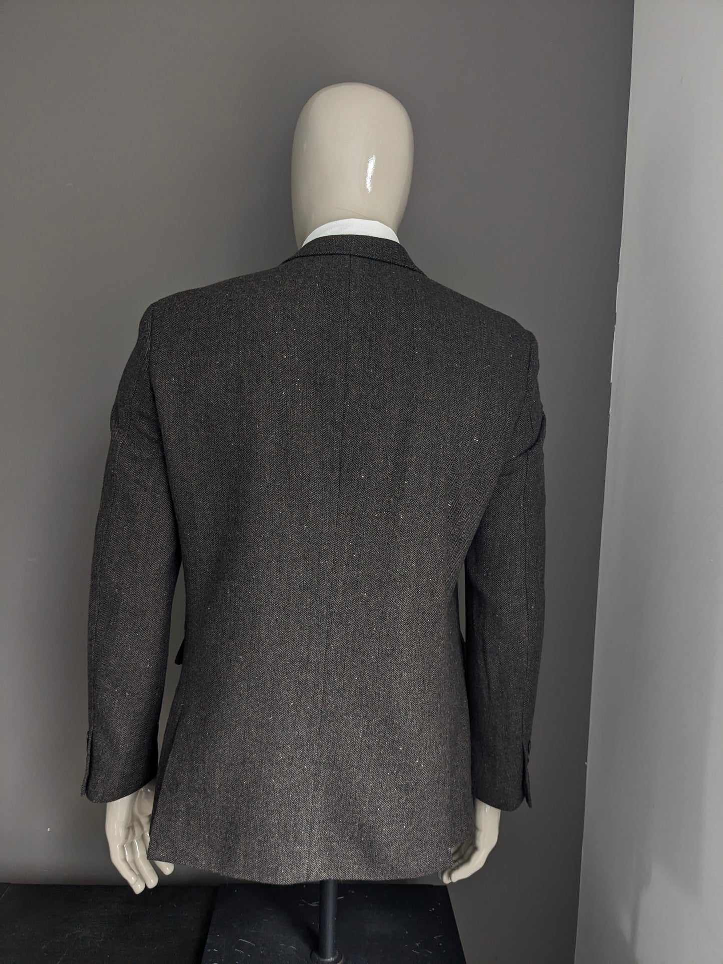 Deer Island woolen jacket. Brown black herringbone motif. 60% wool. Size 50 / M.