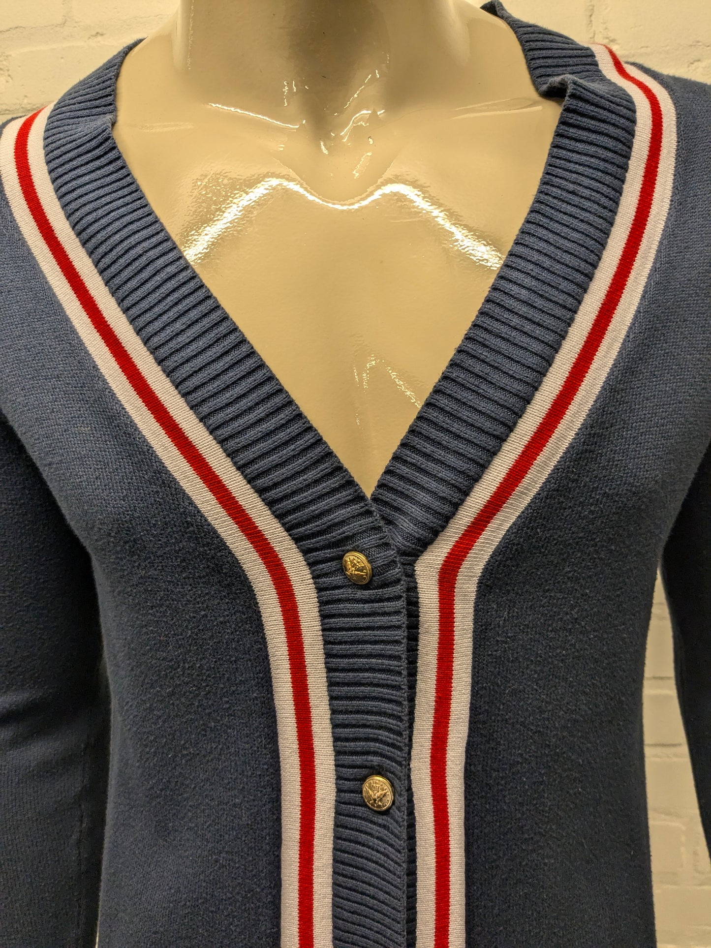 Vest de Tommy Hilfiger. Blanco rojo azul con nudos dorados. Tamaño