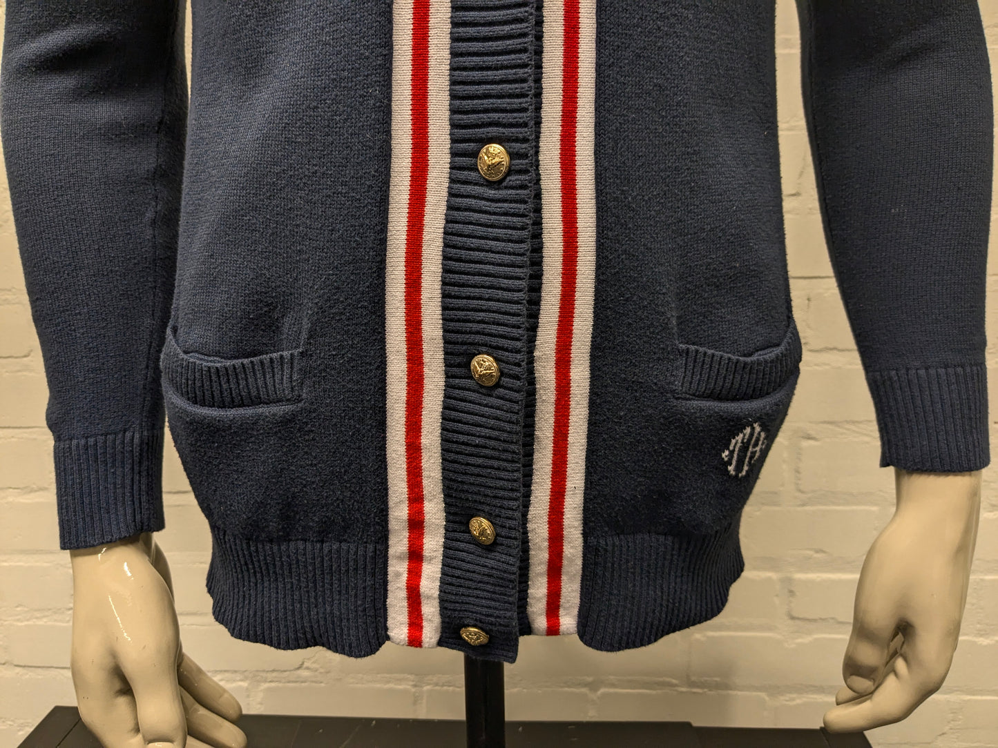 Vest de Tommy Hilfiger. Blanco rojo azul con nudos dorados. Tamaño