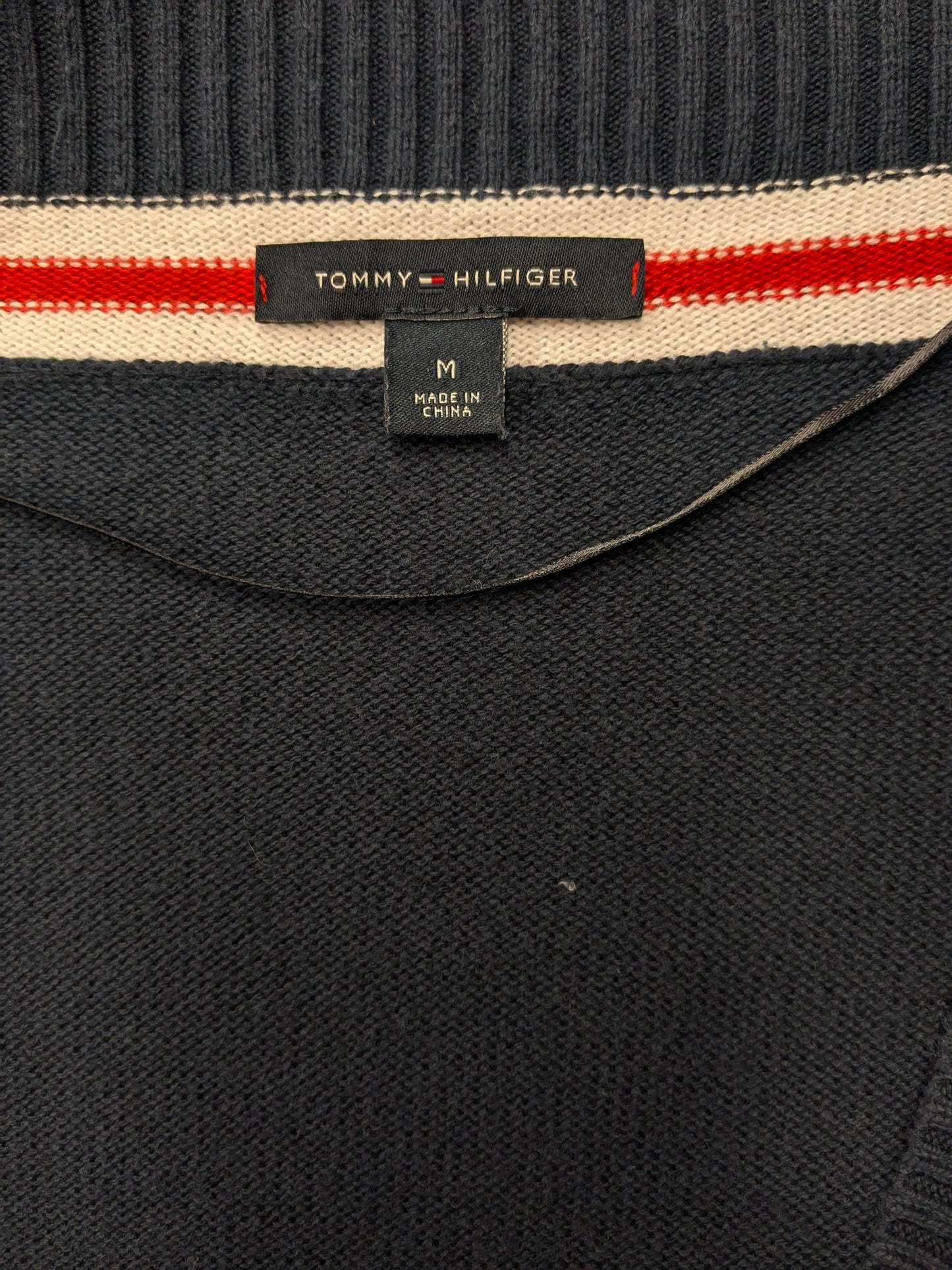 Vest de Tommy Hilfiger. Blanco rojo azul con nudos dorados. Tamaño