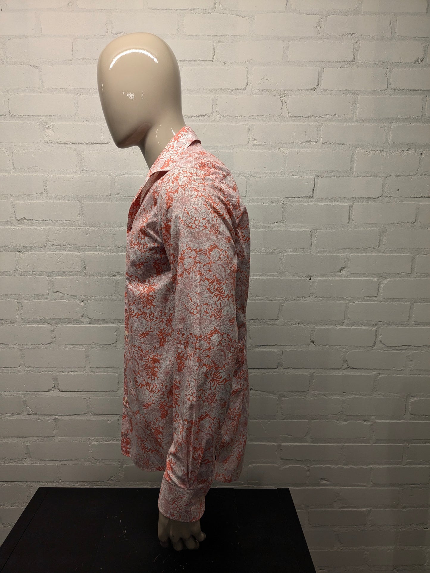 Vintage Zilton shirt. Orange white floral. Size M.