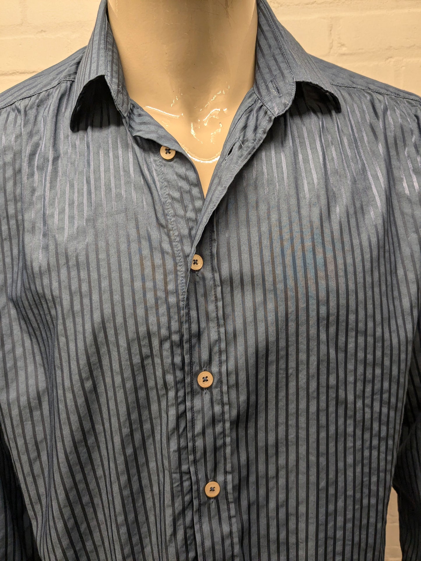 Chemise Hans Ubbink. Blue rayé, légèrement brillant. Taille M / L.