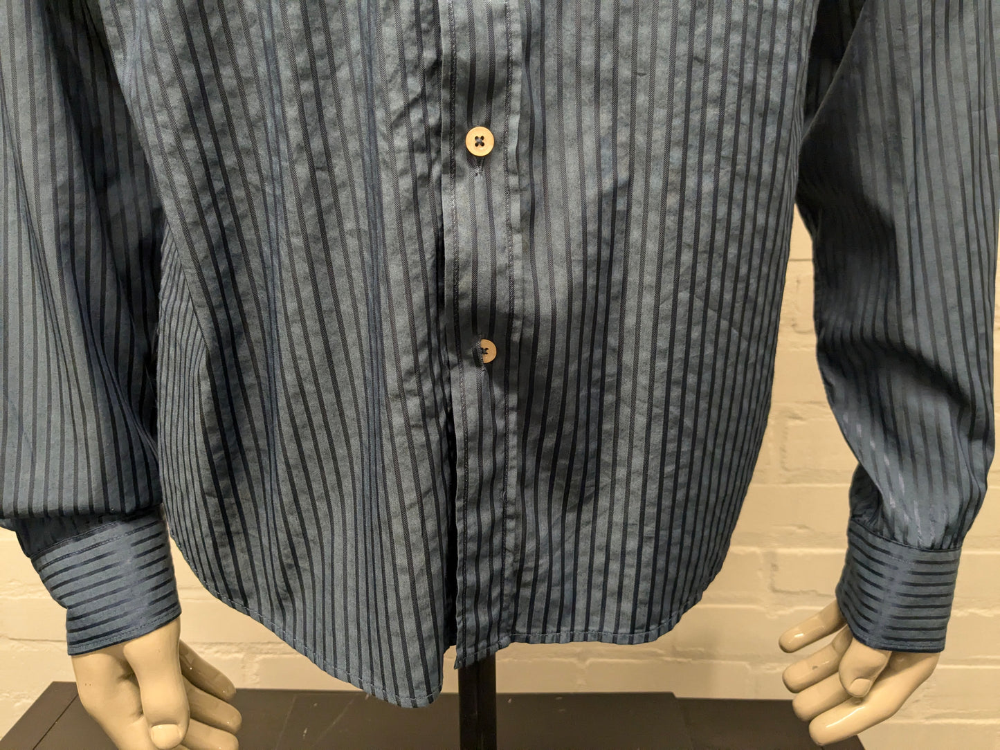 Chemise Hans Ubbink. Blue rayé, légèrement brillant. Taille M / L.