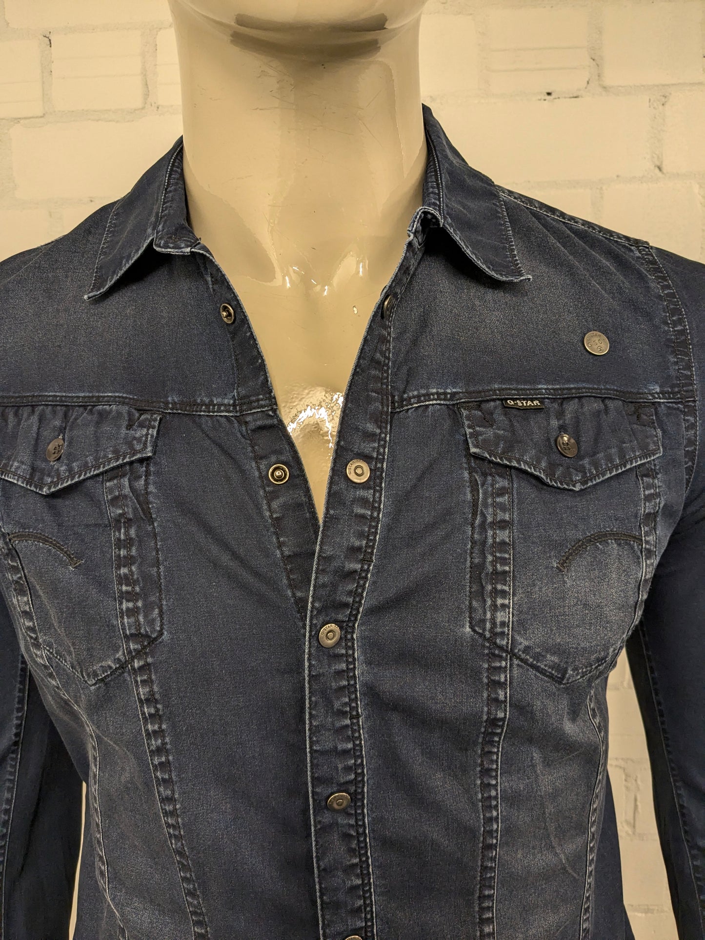 G-Star RAW jeans overhemd met drukknopen. Donker Blauw gekleurd. Maat M.