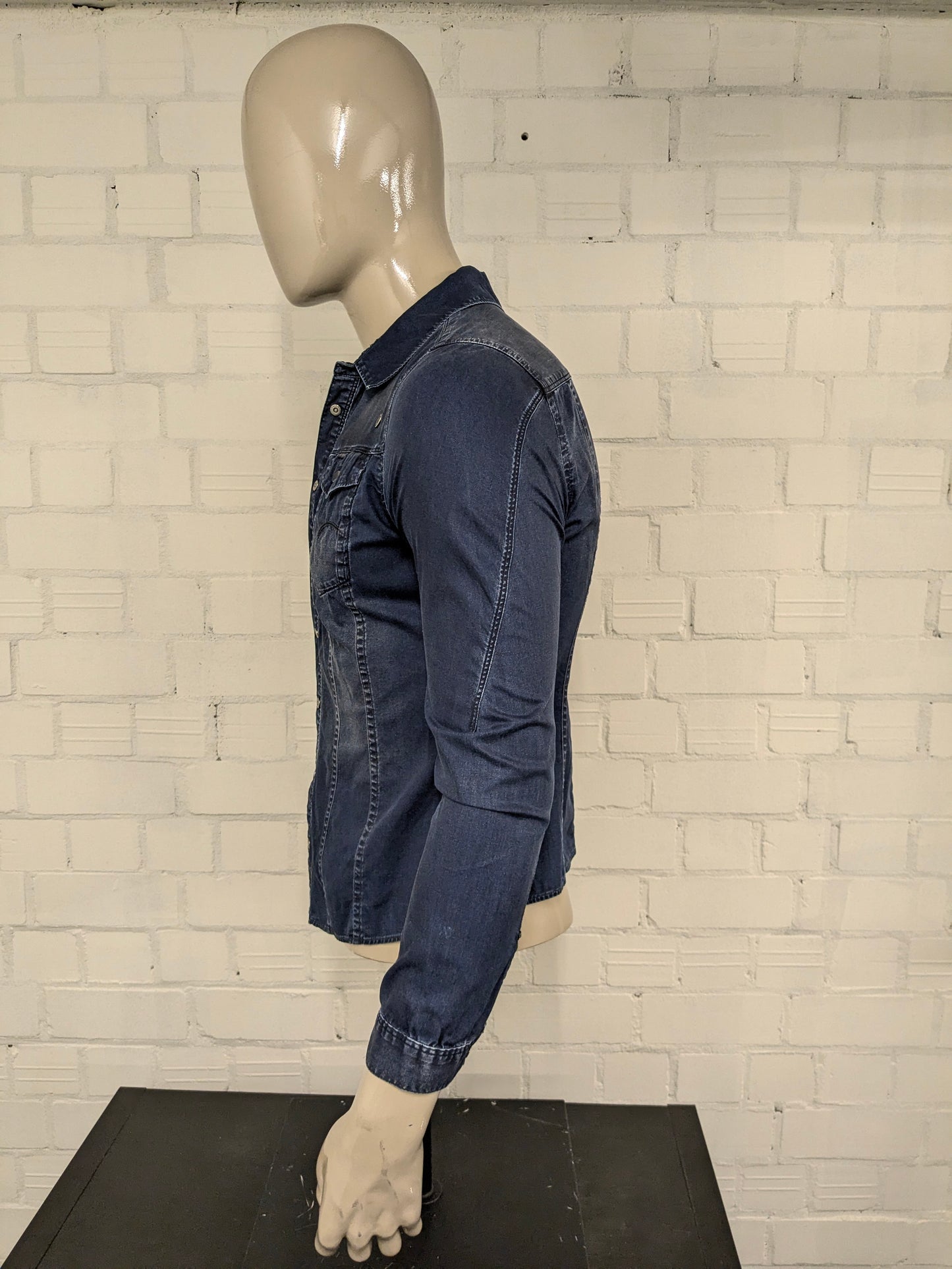 G-Star RAW jeans overhemd met drukknopen. Donker Blauw gekleurd. Maat M.