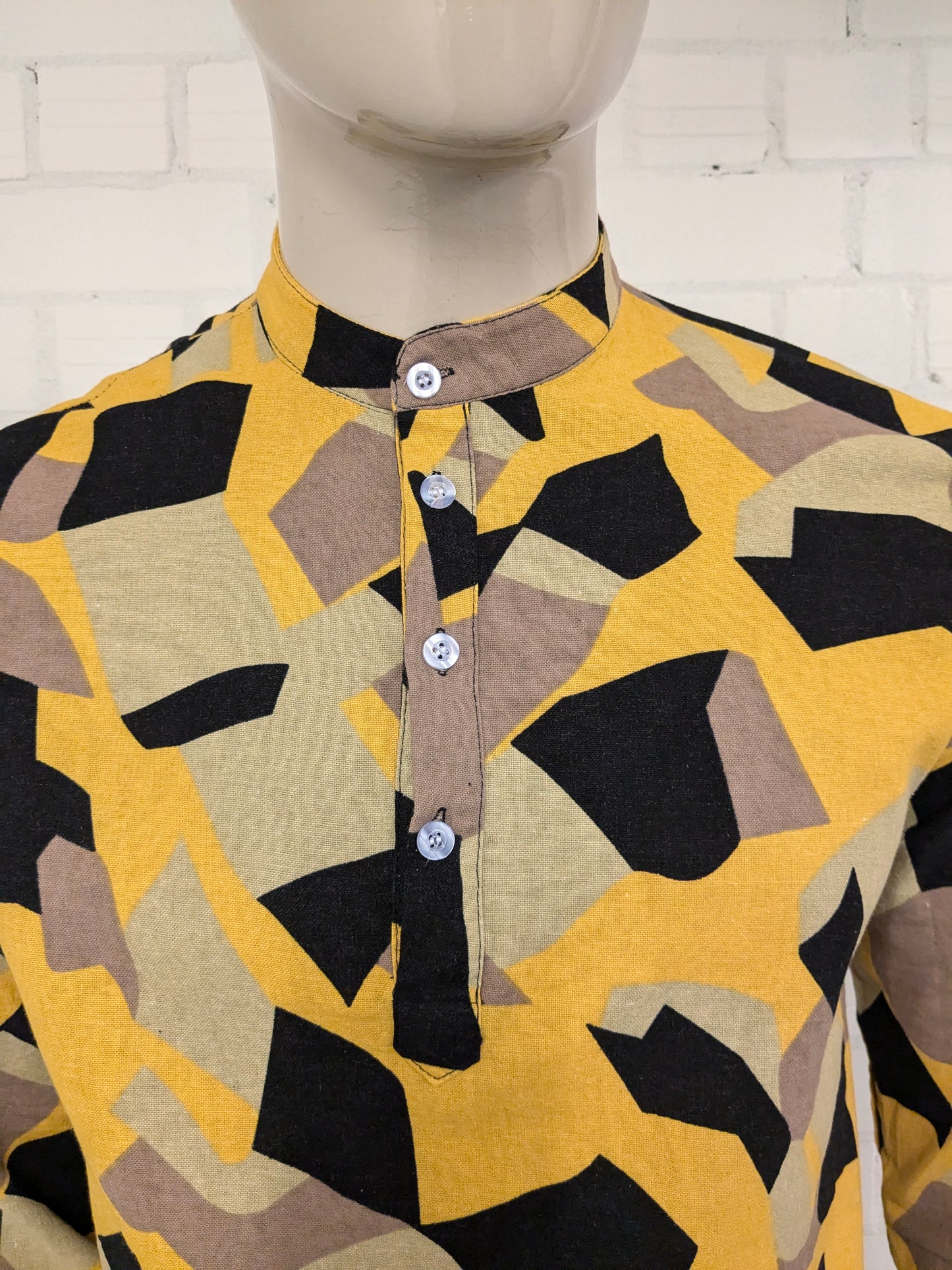 Camisa sin marca con cuello agricultor / mao / boeren. Estampado negro marrón amarillo. Tamaño L.