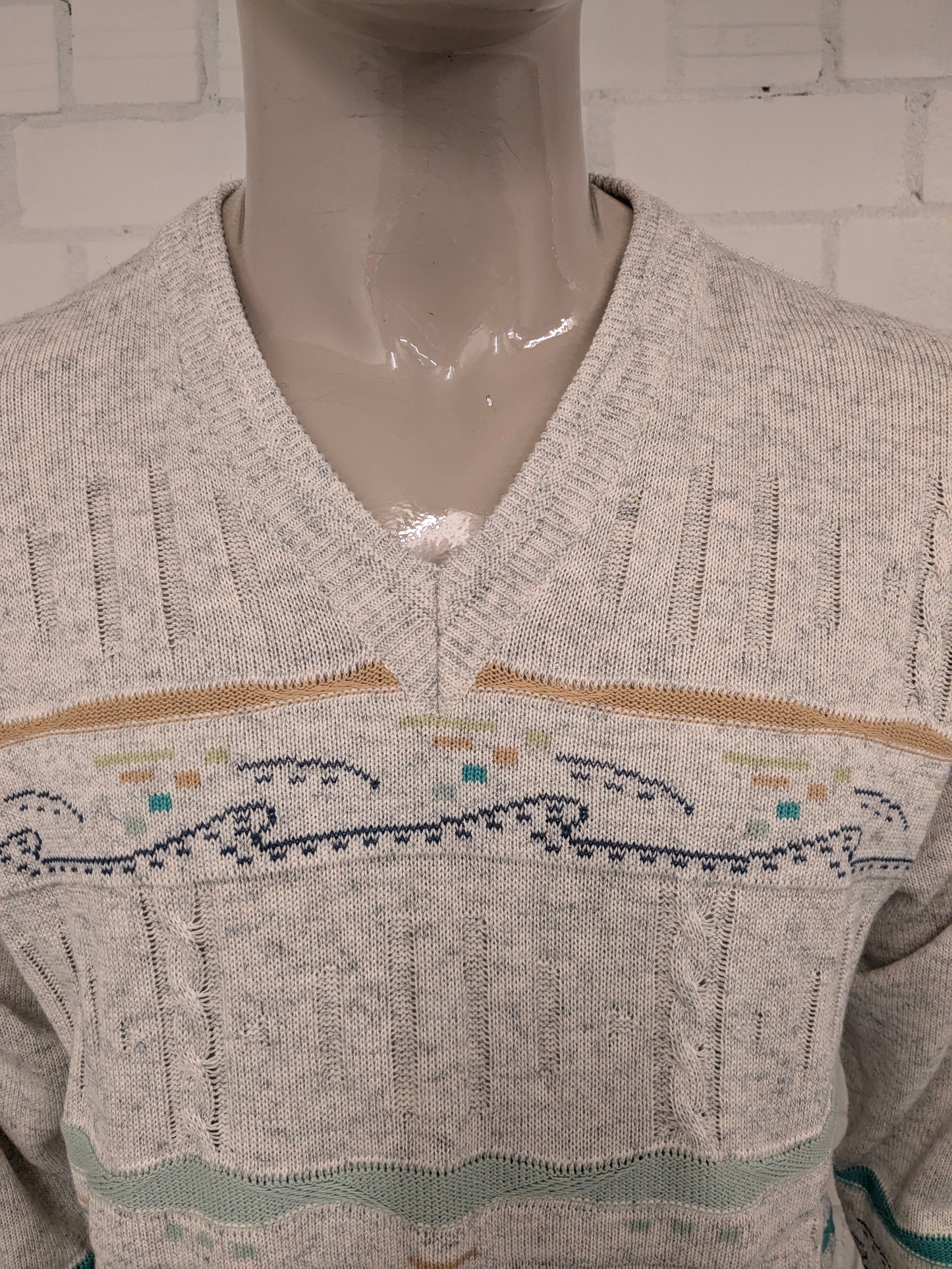 Vintage Giramondo sweater with V-neck. Beige green colored. Size L.