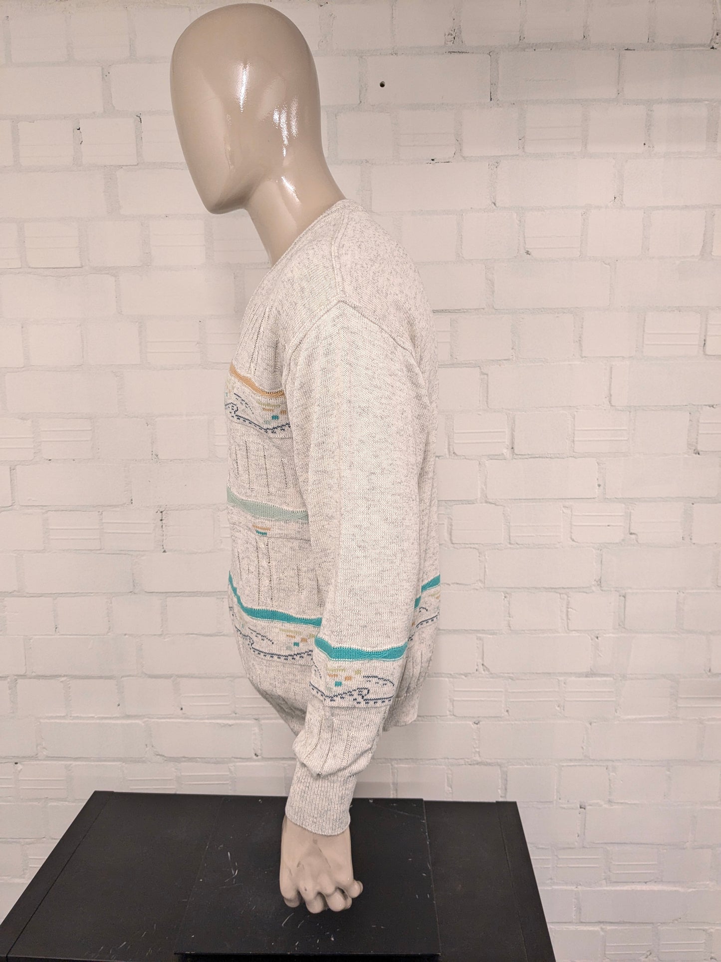 Vintage Giramondo sweater with V-neck. Beige green colored. Size L.