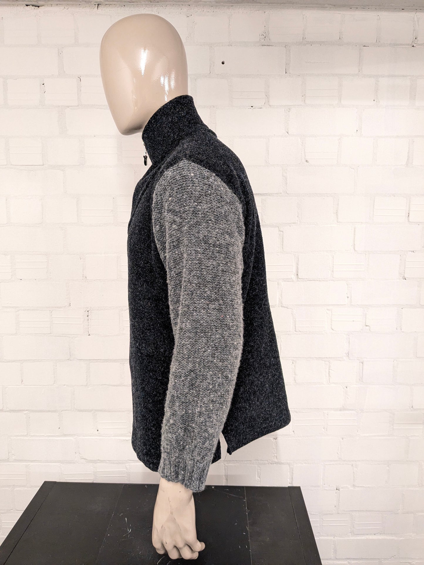 Vintage pina lia wool sweater with zipper. Dark gray colored. Size 2XL / XXL. 10% wool.