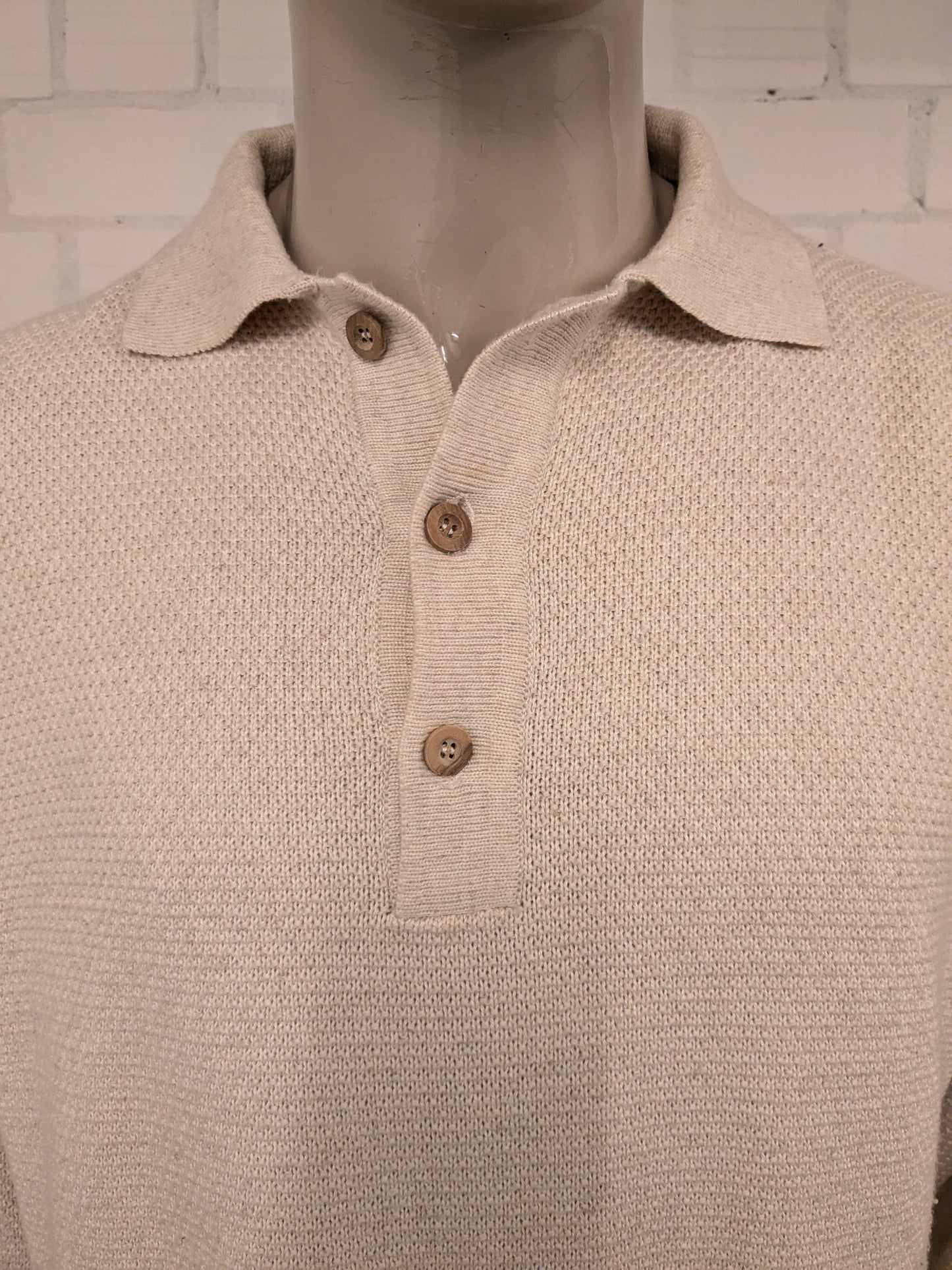 Pull d'état d'art vintage avec boutons. Coloré beige. Taille xl / xxl-2xl.