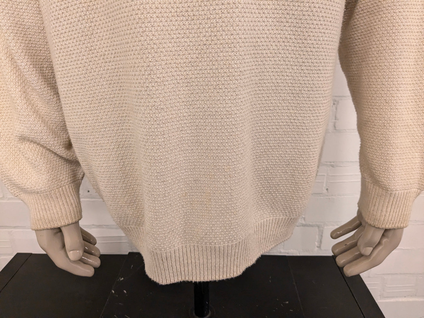 Pull d'état d'art vintage avec boutons. Coloré beige. Taille xl / xxl-2xl.