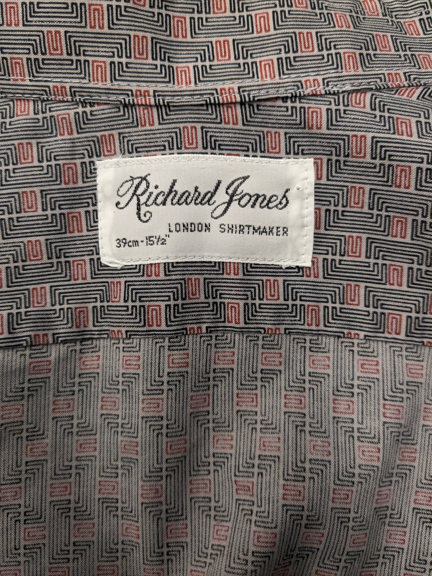 Vintage Richard Jones Shirt. Roter schwarzer Druck. Größe M.