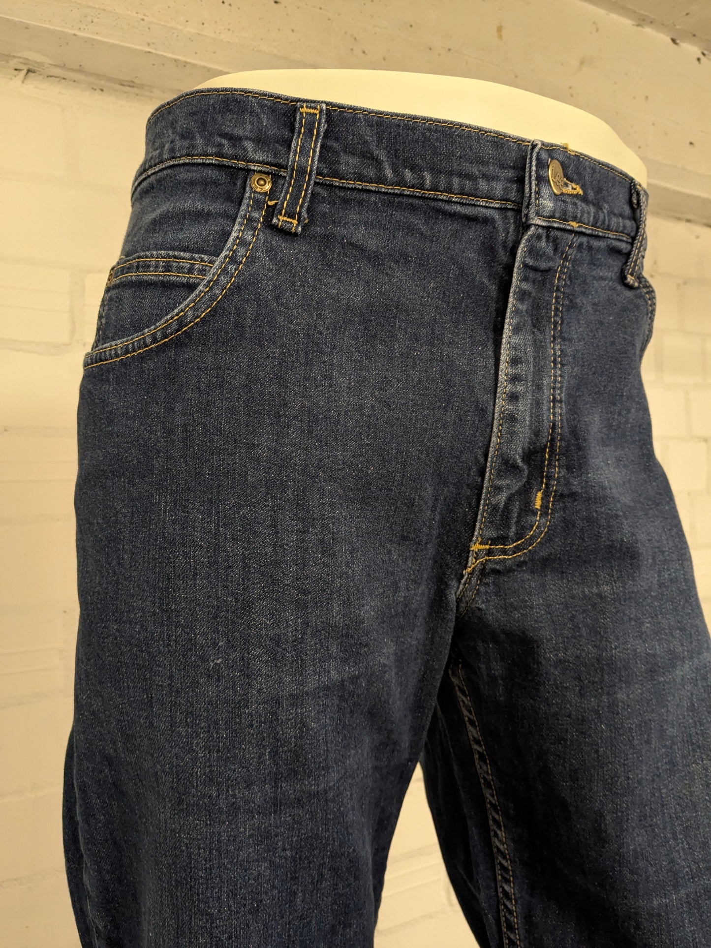 LEE jeans. Donker Blauw gekleurd. Maat W38 - L34. type Brooklyn.