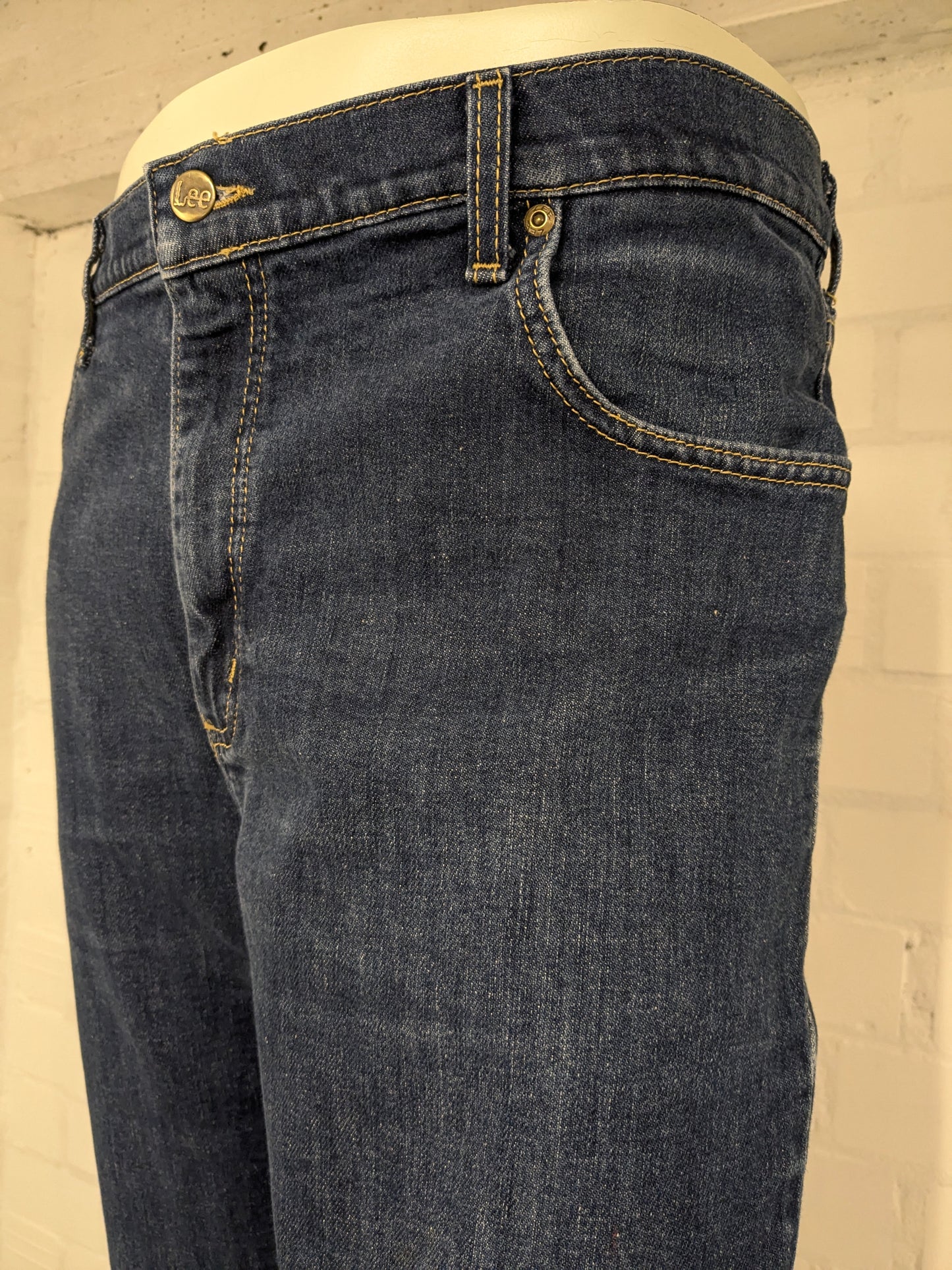 LEE jeans. Donker Blauw gekleurd. Maat W38 - L34. type Brooklyn.