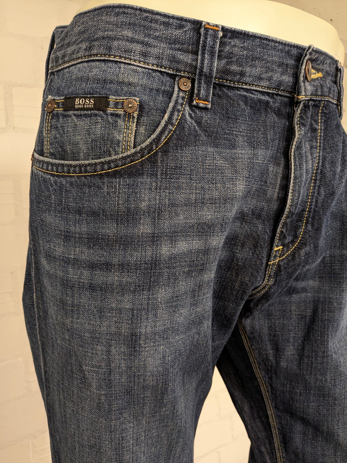 Boss Hugo Boss jeans. Donker Blauw gekleurd. Maat W35 - L32. Regular Fit.