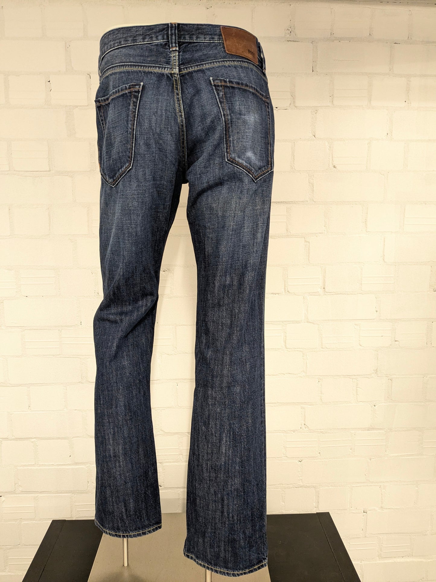 Boss Hugo Boss jeans. Donker Blauw gekleurd. Maat W35 - L32. Regular Fit.