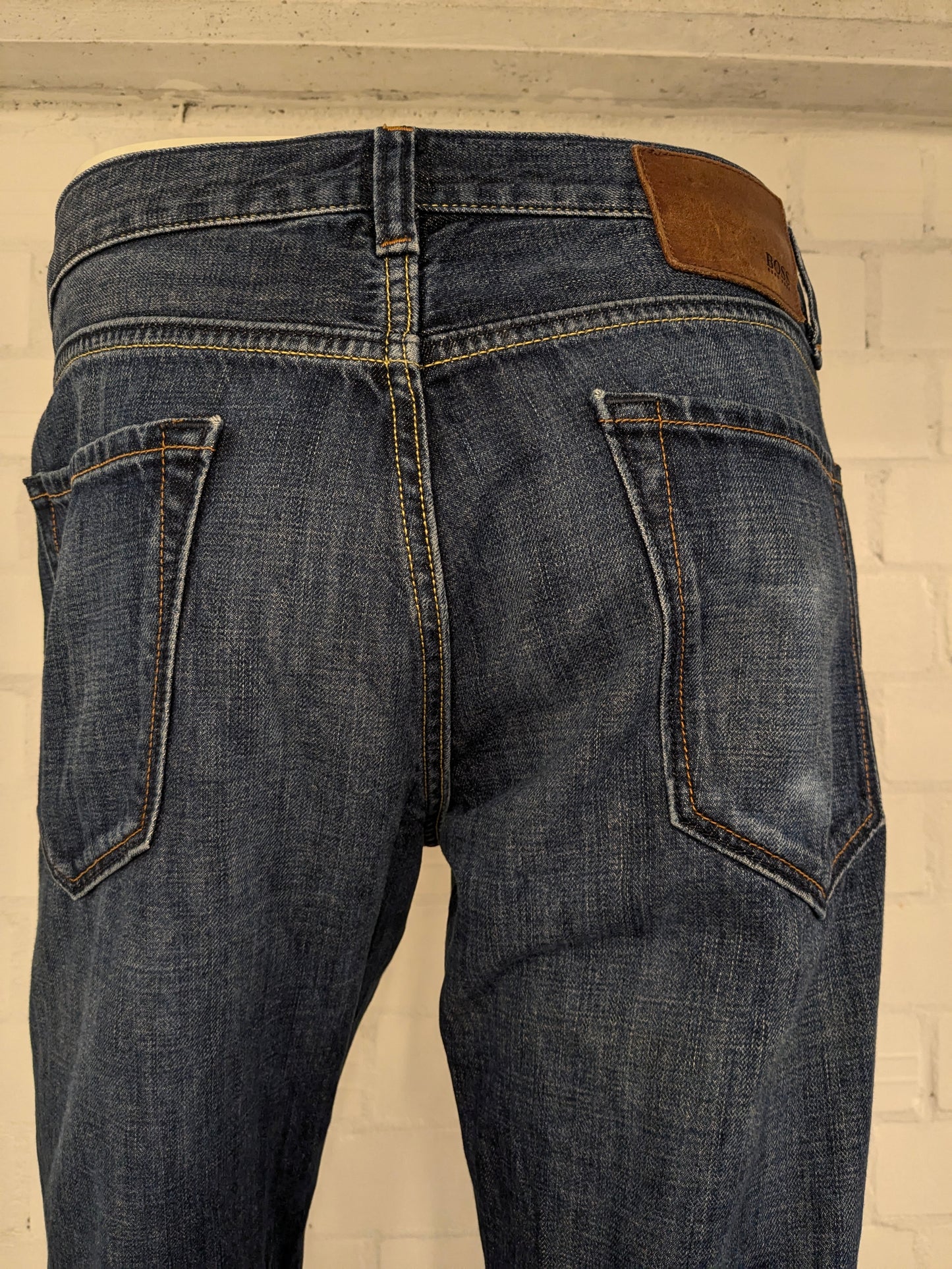 Boss Hugo Boss jeans. Donker Blauw gekleurd. Maat W35 - L32. Regular Fit.