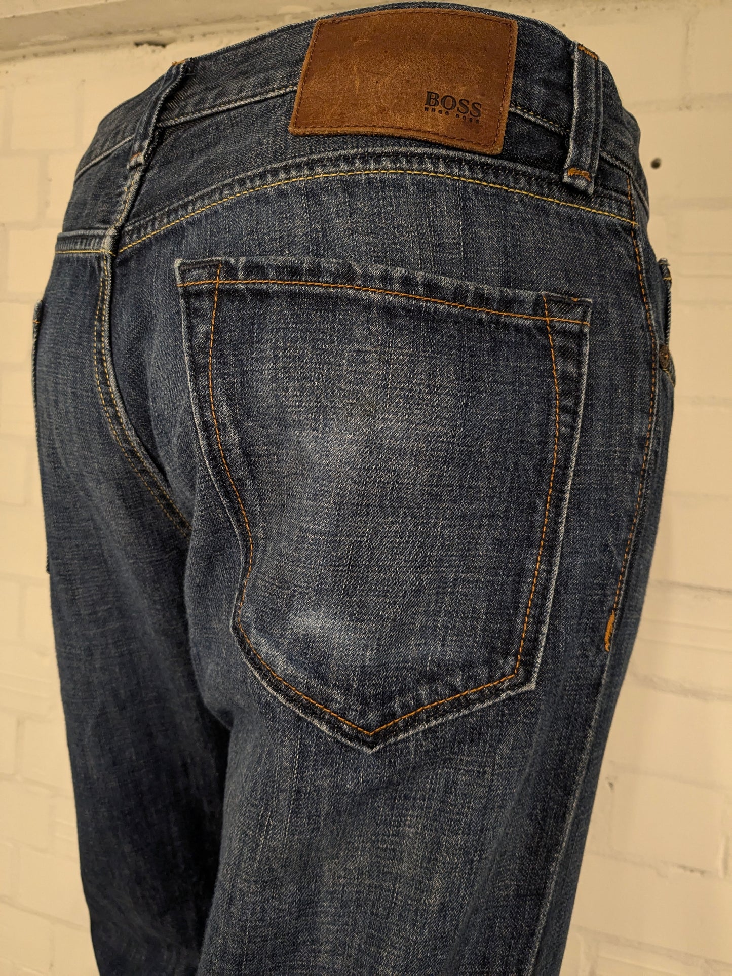 Boss Hugo Boss jeans. Donker Blauw gekleurd. Maat W35 - L32. Regular Fit.