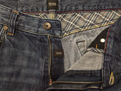 Boss Hugo Boss jeans. Donker Blauw gekleurd. Maat W35 - L32. Regular Fit.