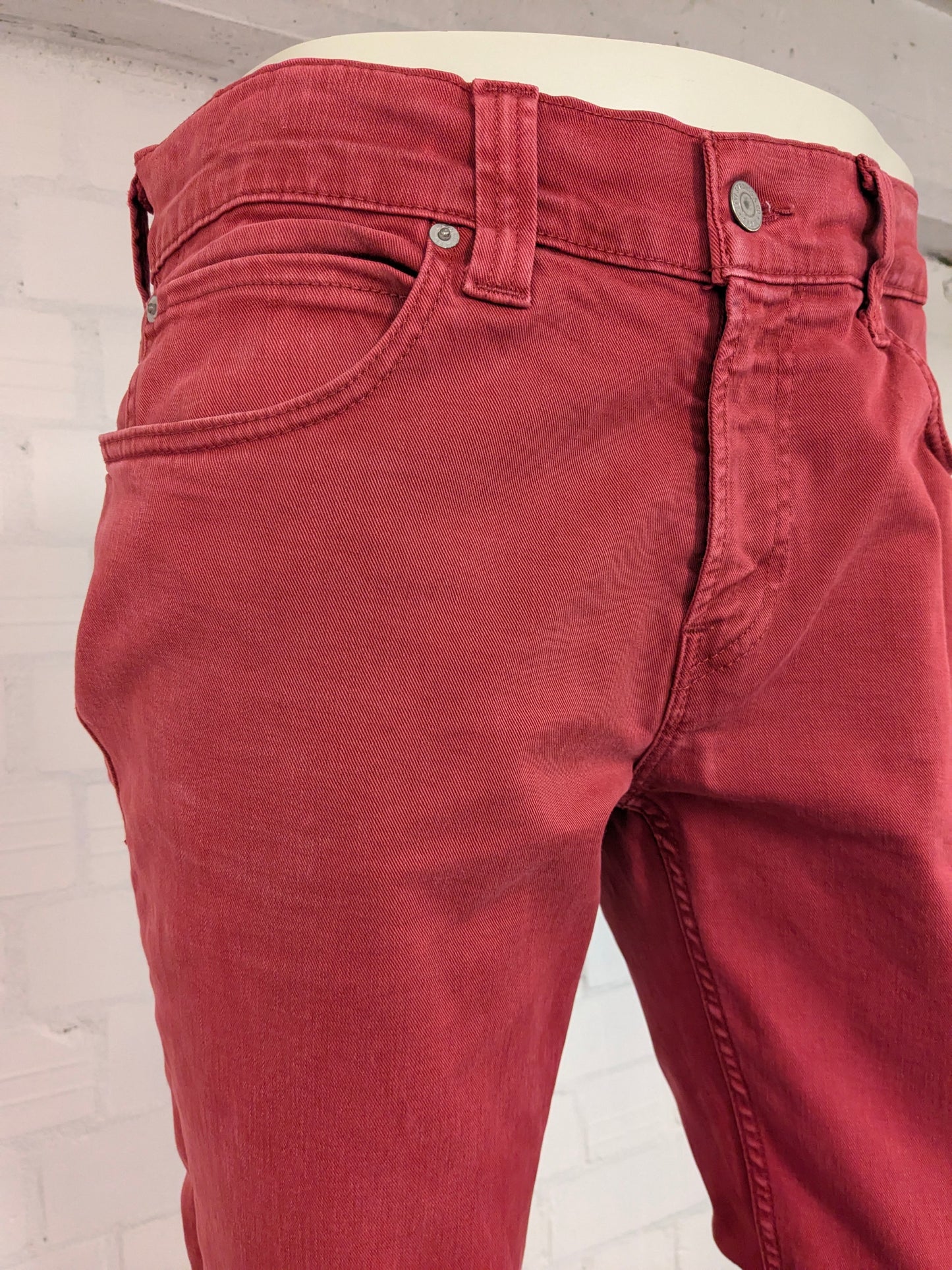 Levi's 511 jeans. Rood gekleurd. Maat W34 - L32. Slim.