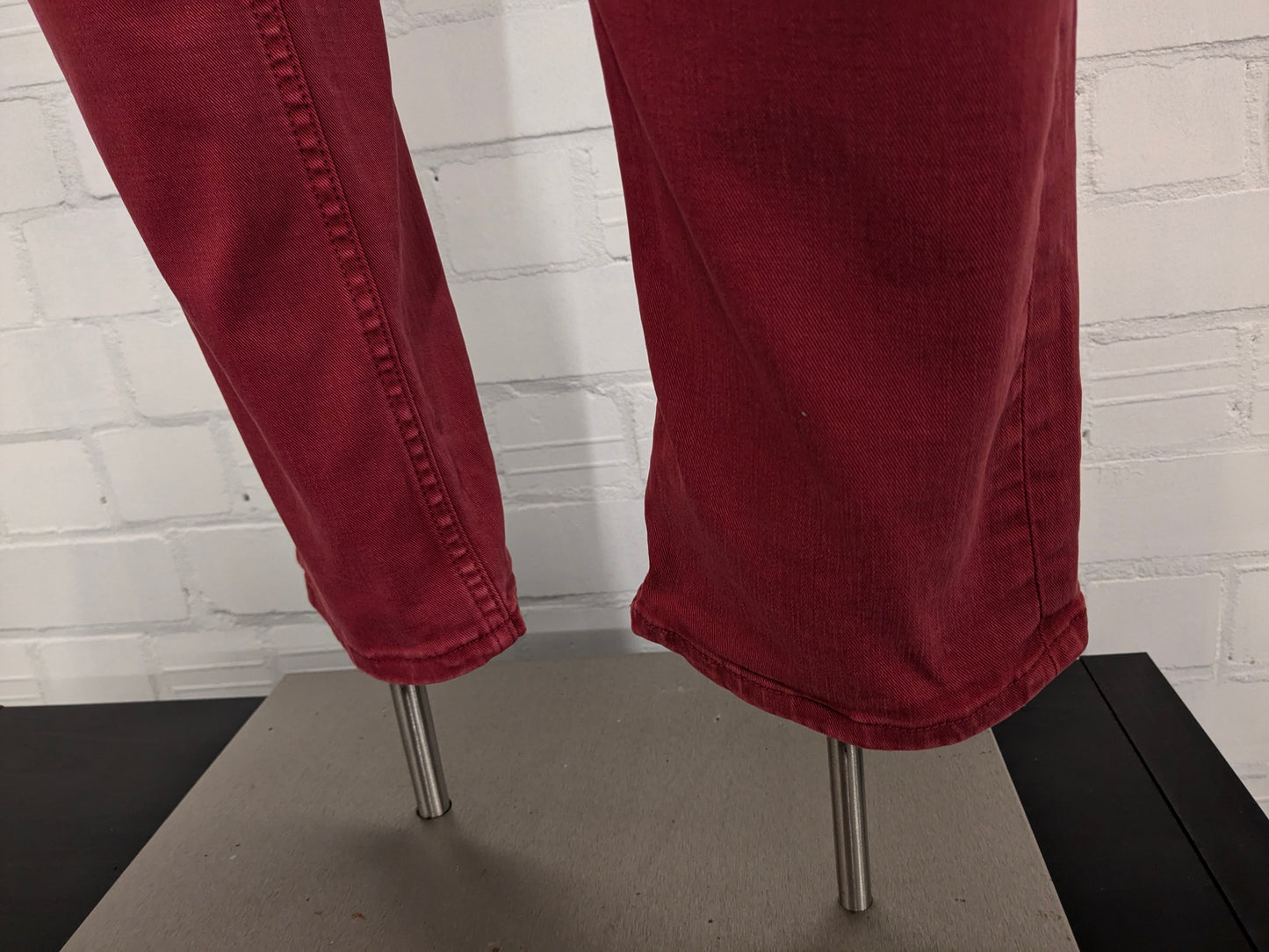 Levi's 511 jeans. Rood gekleurd. Maat W34 - L32. Slim.