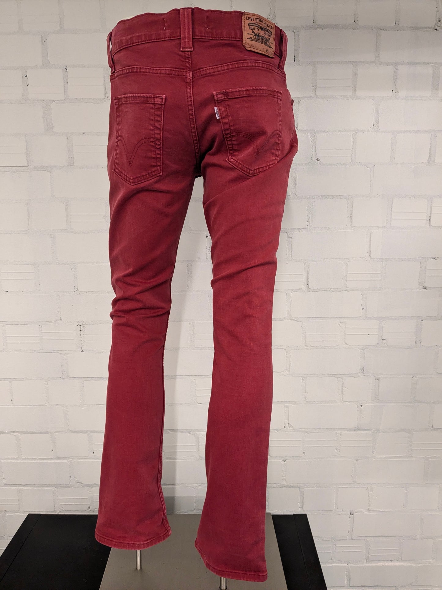 Levi's 511 jeans. Rood gekleurd. Maat W34 - L32. Slim.