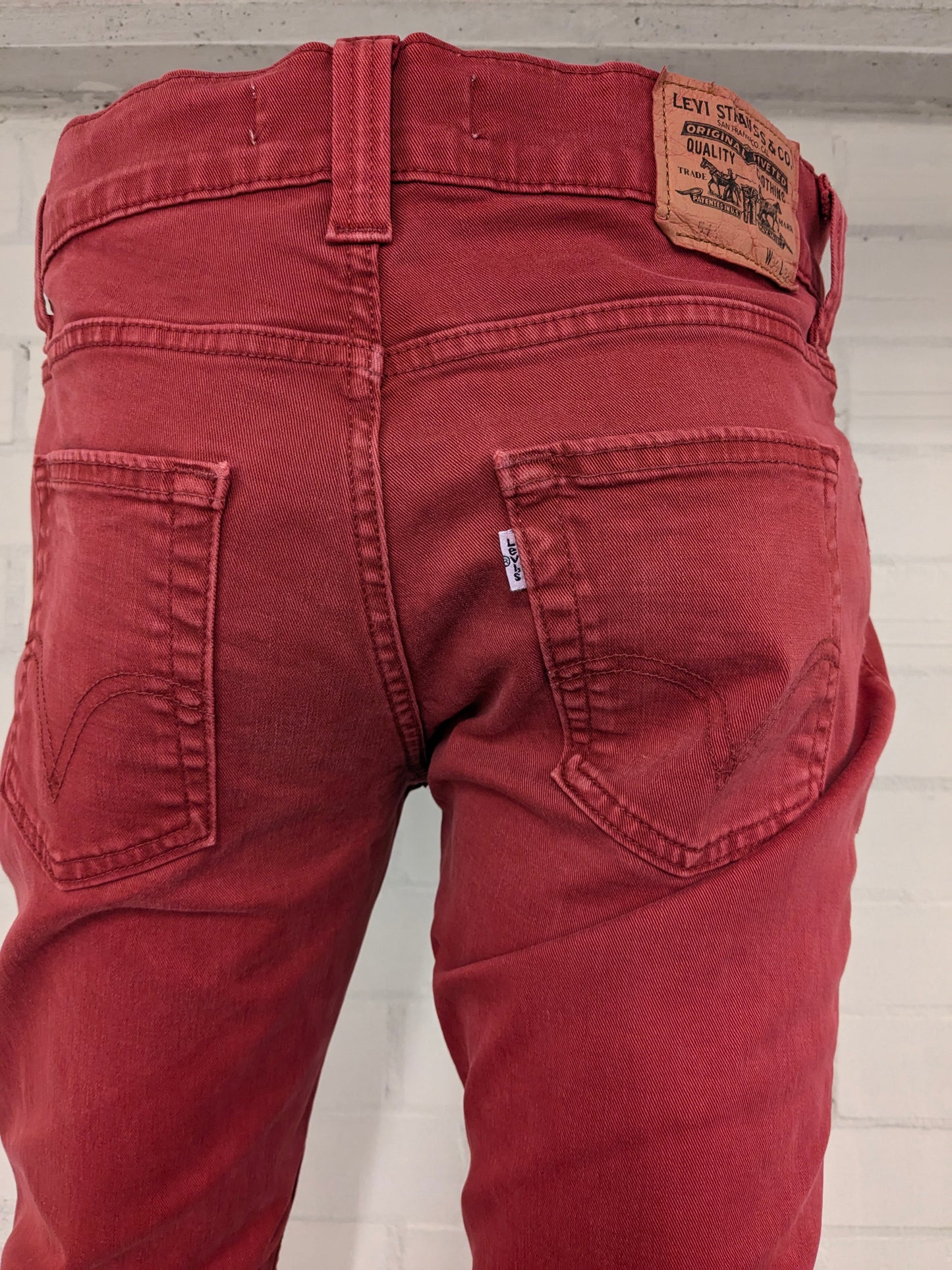 Levi's 511 jeans. Rood gekleurd. Maat W34 - L32. Slim.