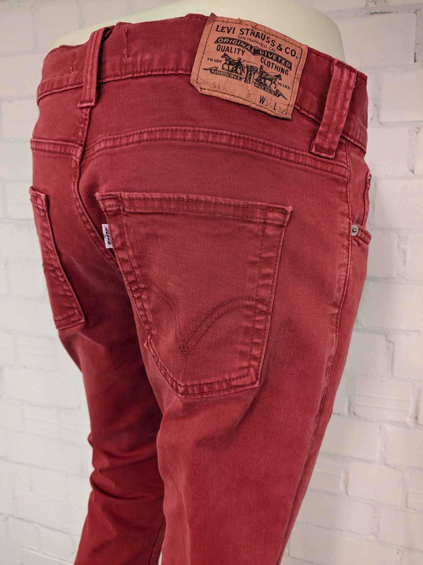 Levi's 511 jeans. Rood gekleurd. Maat W34 - L32. Slim.