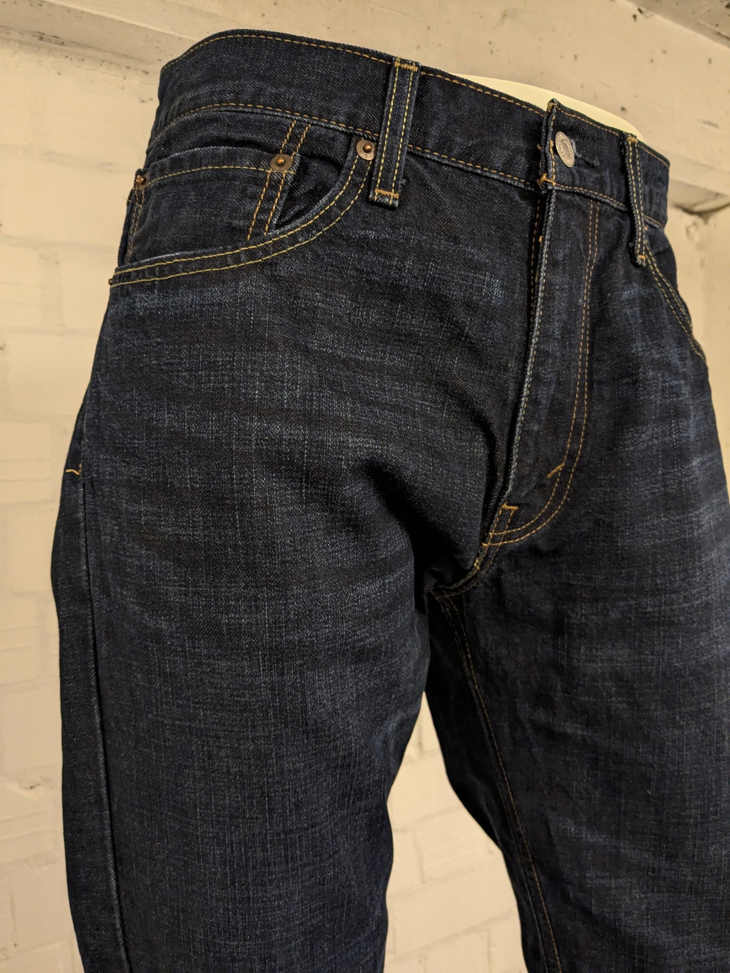 Levi's 527 Flared Jeans. Donker Blauw gekleurd. Maat W34 - L32.