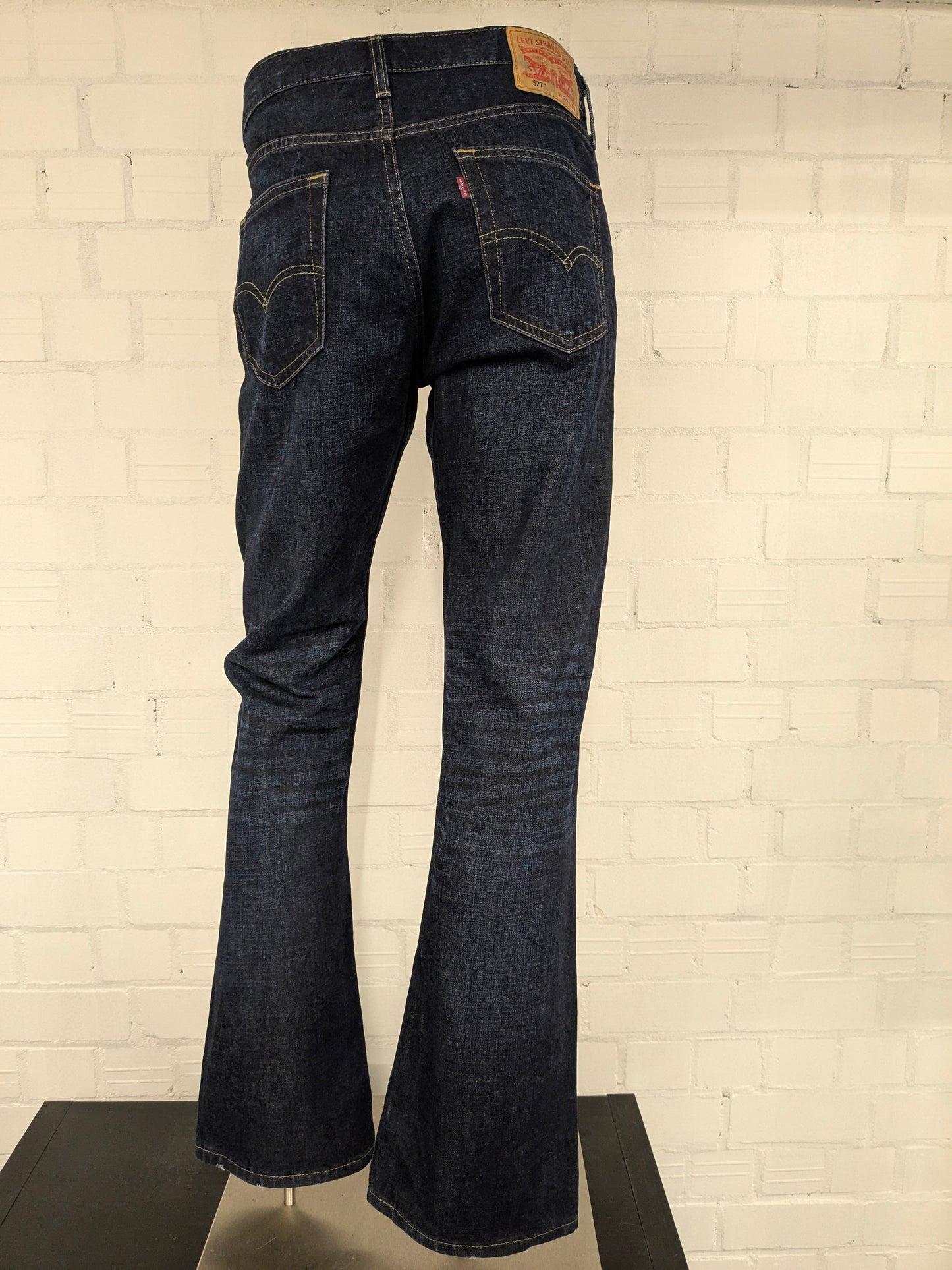 Levi's 527 Flared Jeans. Donker Blauw gekleurd. Maat W34 - L32.