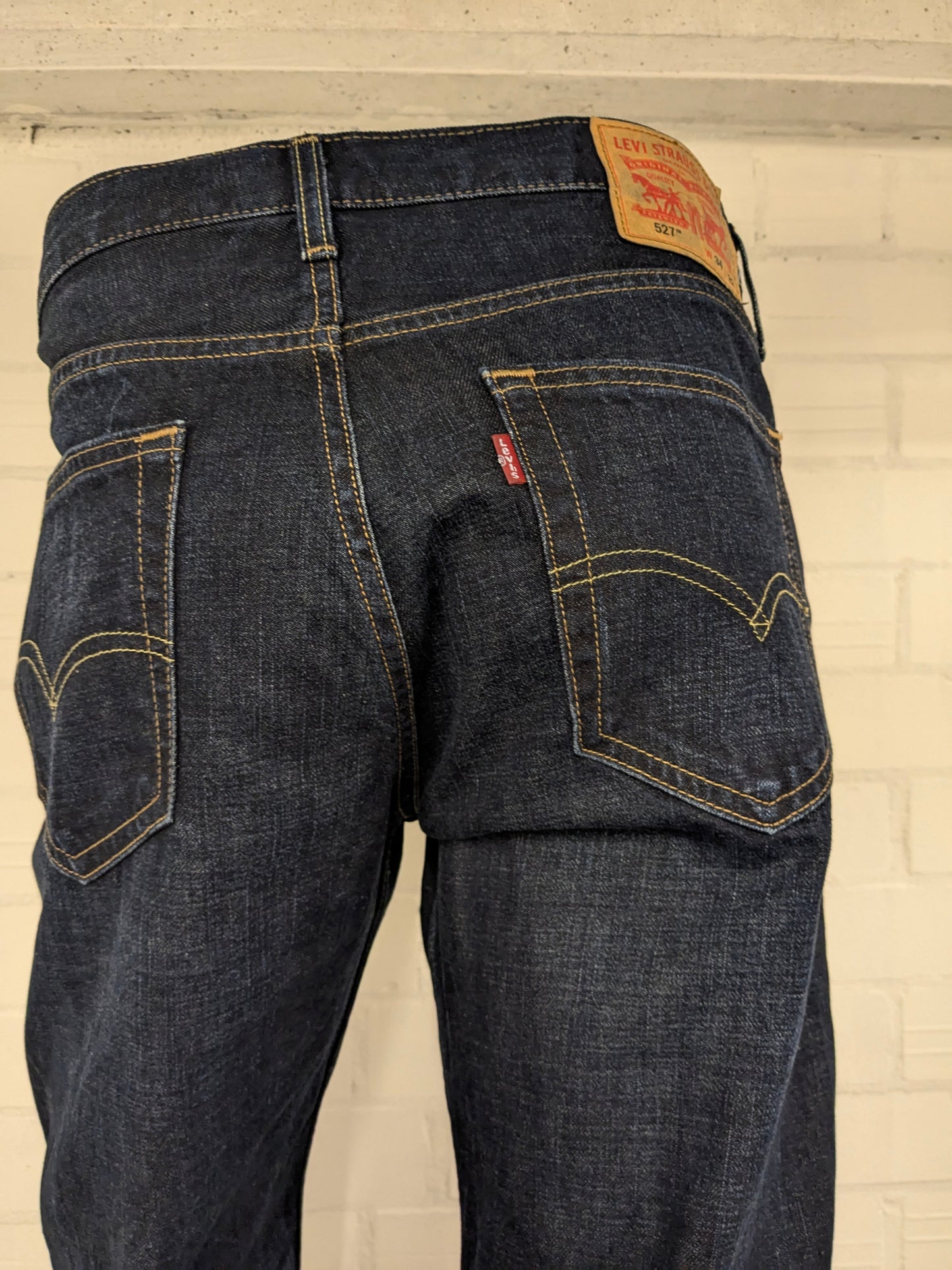 Levi's 527 Flared Jeans. Donker Blauw gekleurd. Maat W34 - L32.