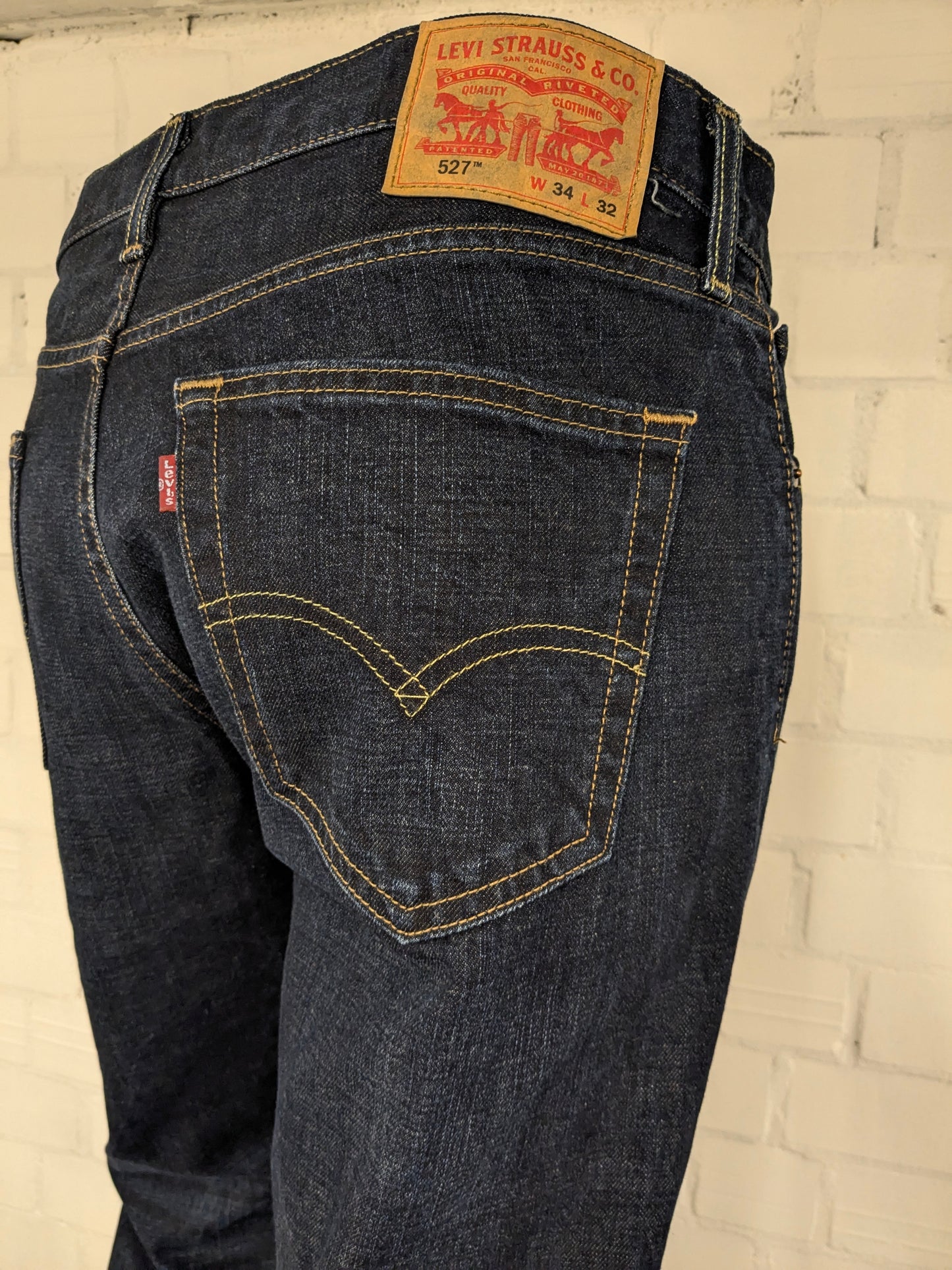 Levi's 527 Flared Jeans. Donker Blauw gekleurd. Maat W34 - L32.