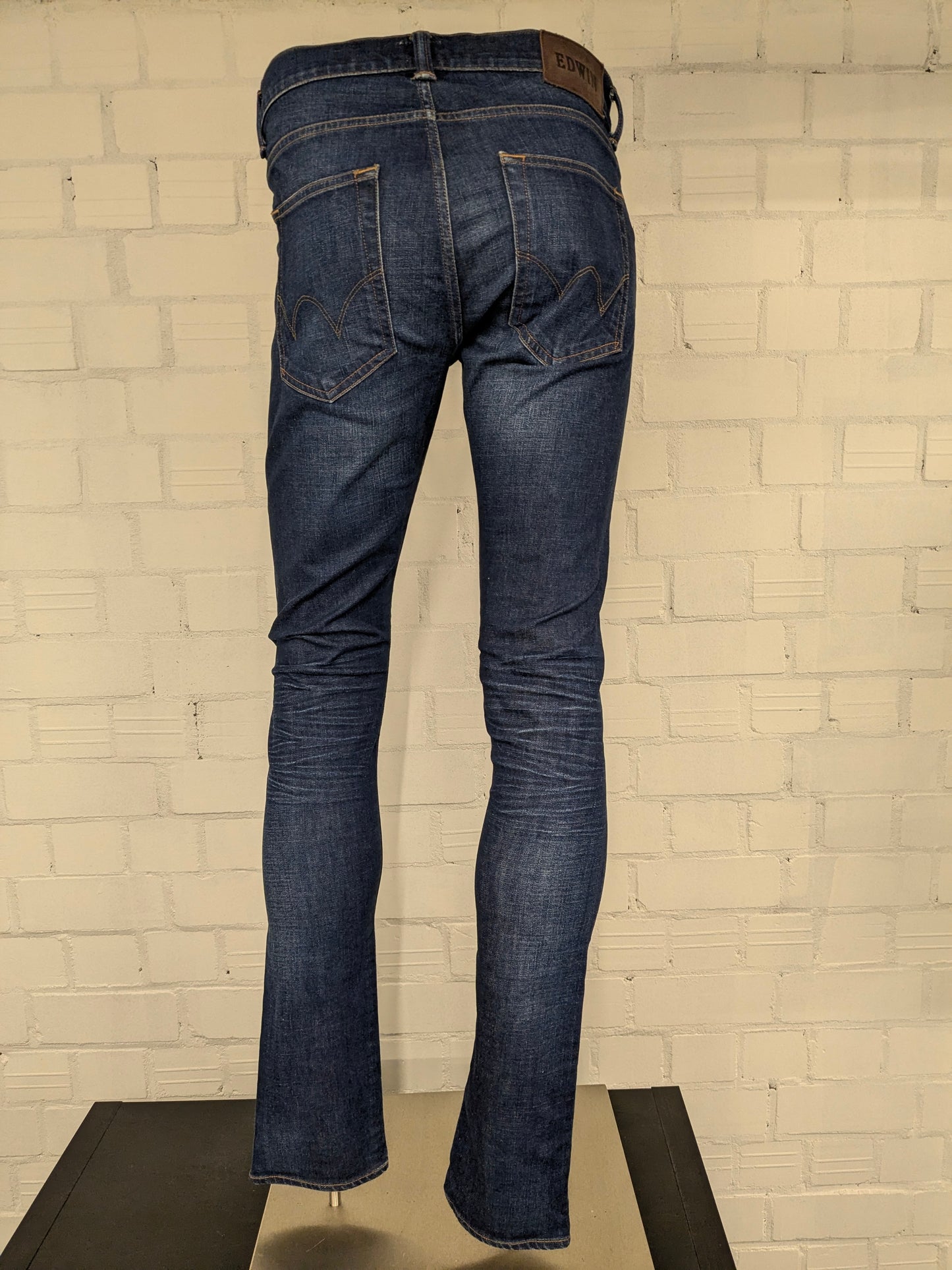 Edwin jeans. Donker Blauw gekleurd. Maat W31 - L34. Slim Tappered. Low Crotch.