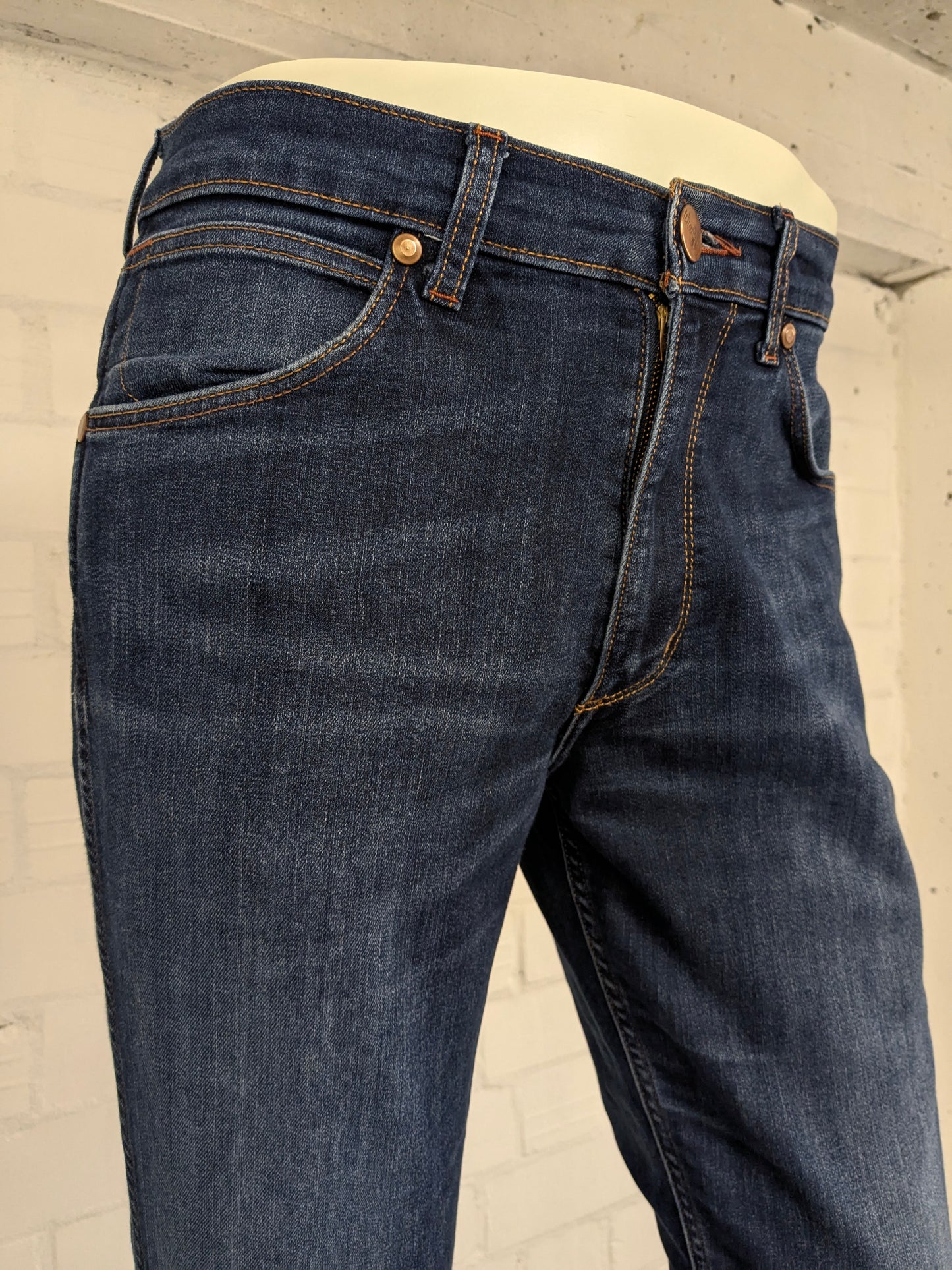 Wrangler jeans. Donker Blauw gekleurd. Maat W32 - L32. type Greensboro. stretch.