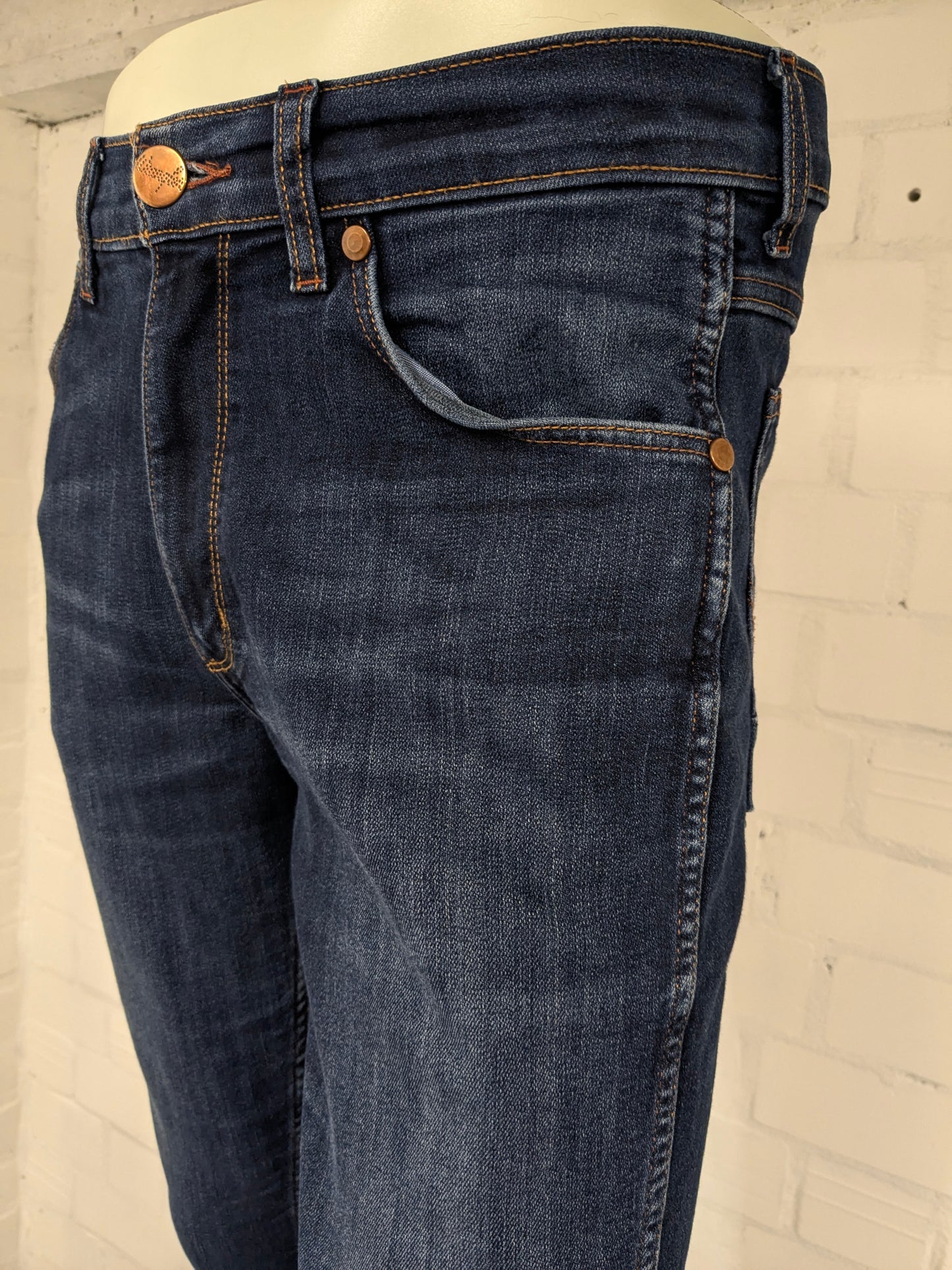 Wrangler jeans. Donker Blauw gekleurd. Maat W32 - L32. type Greensboro. stretch.