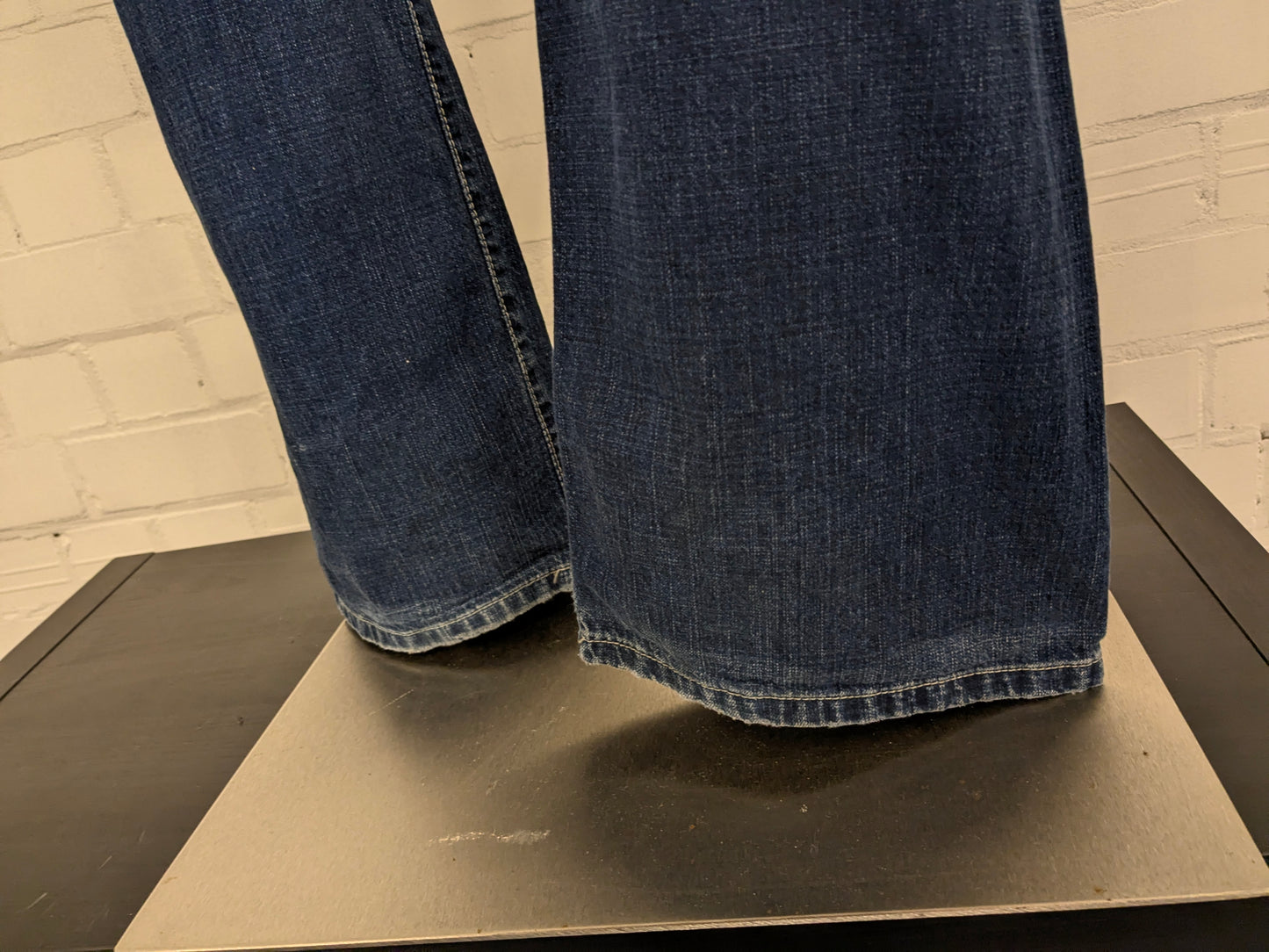 Jeans der Dieselindustrie. Blau gefärbt. Größe W36 - L34.