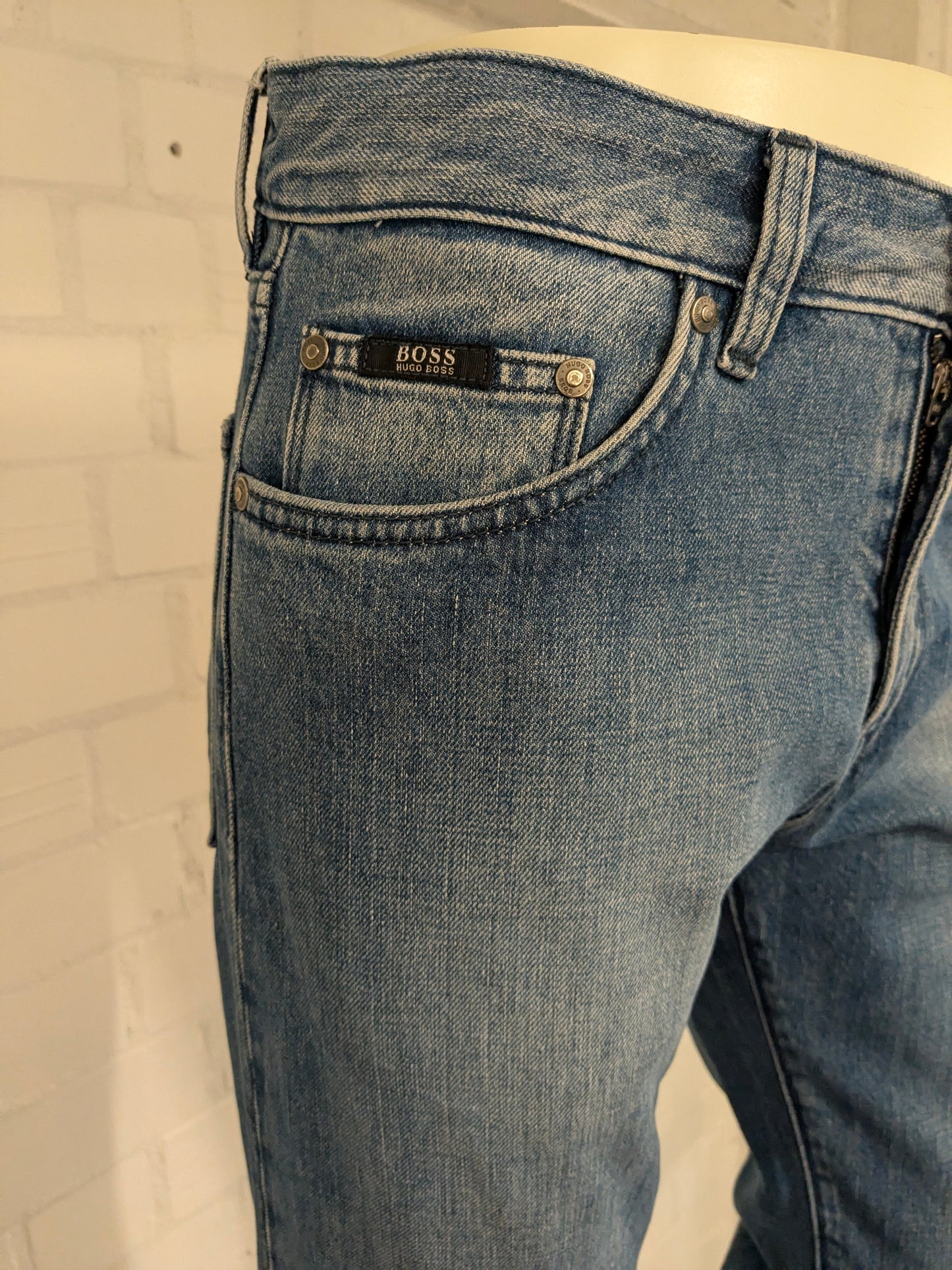 Boss Hugo Boss Jeans. Blau gefärbt. Größe W31 - L30. Ordentlich verkürzt.